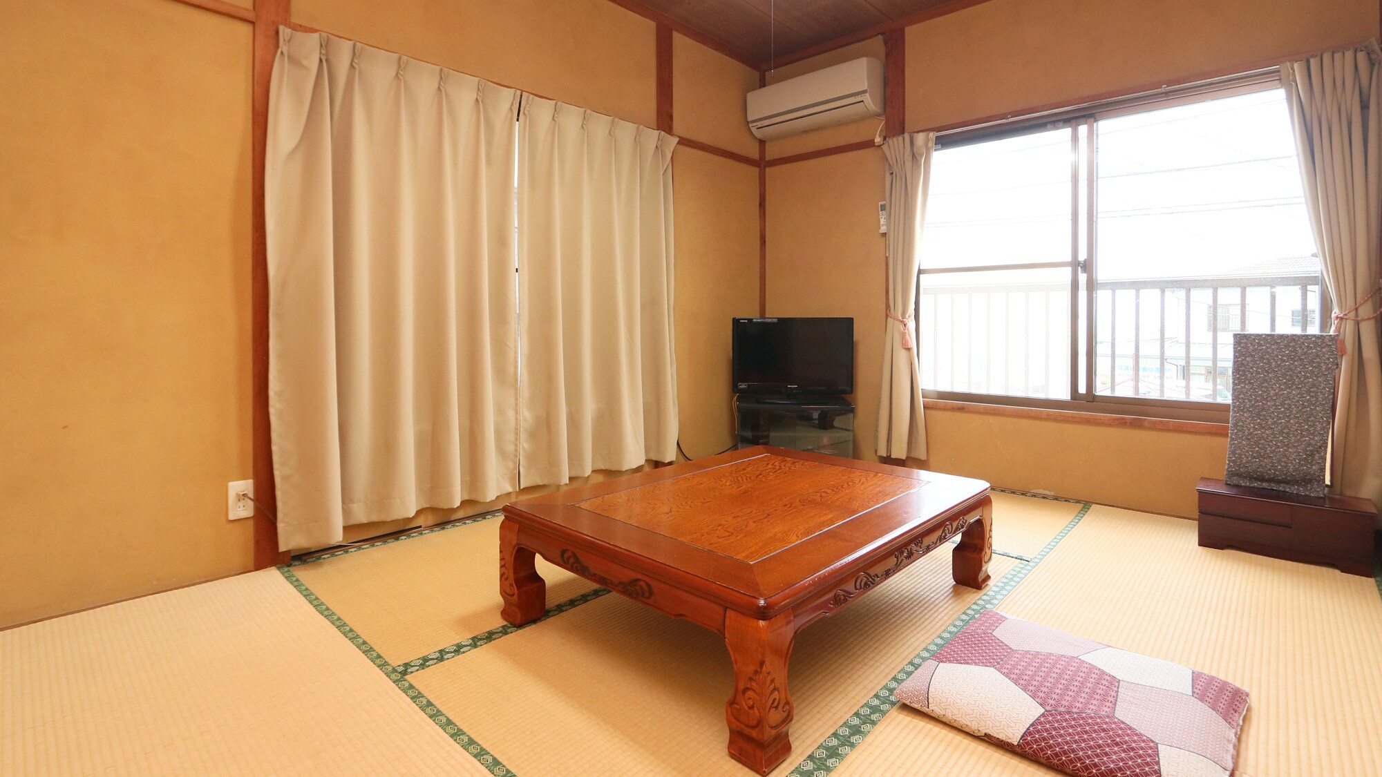 6 tatami Japanese-style room. Some rooms have ocean views. *Cannot be specified.