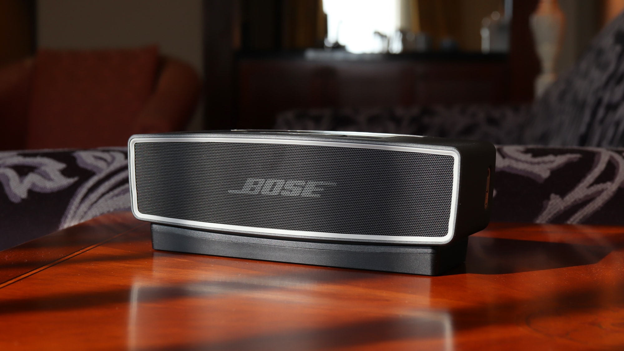 [Guest room] There is a BOSE speaker in the suite room.