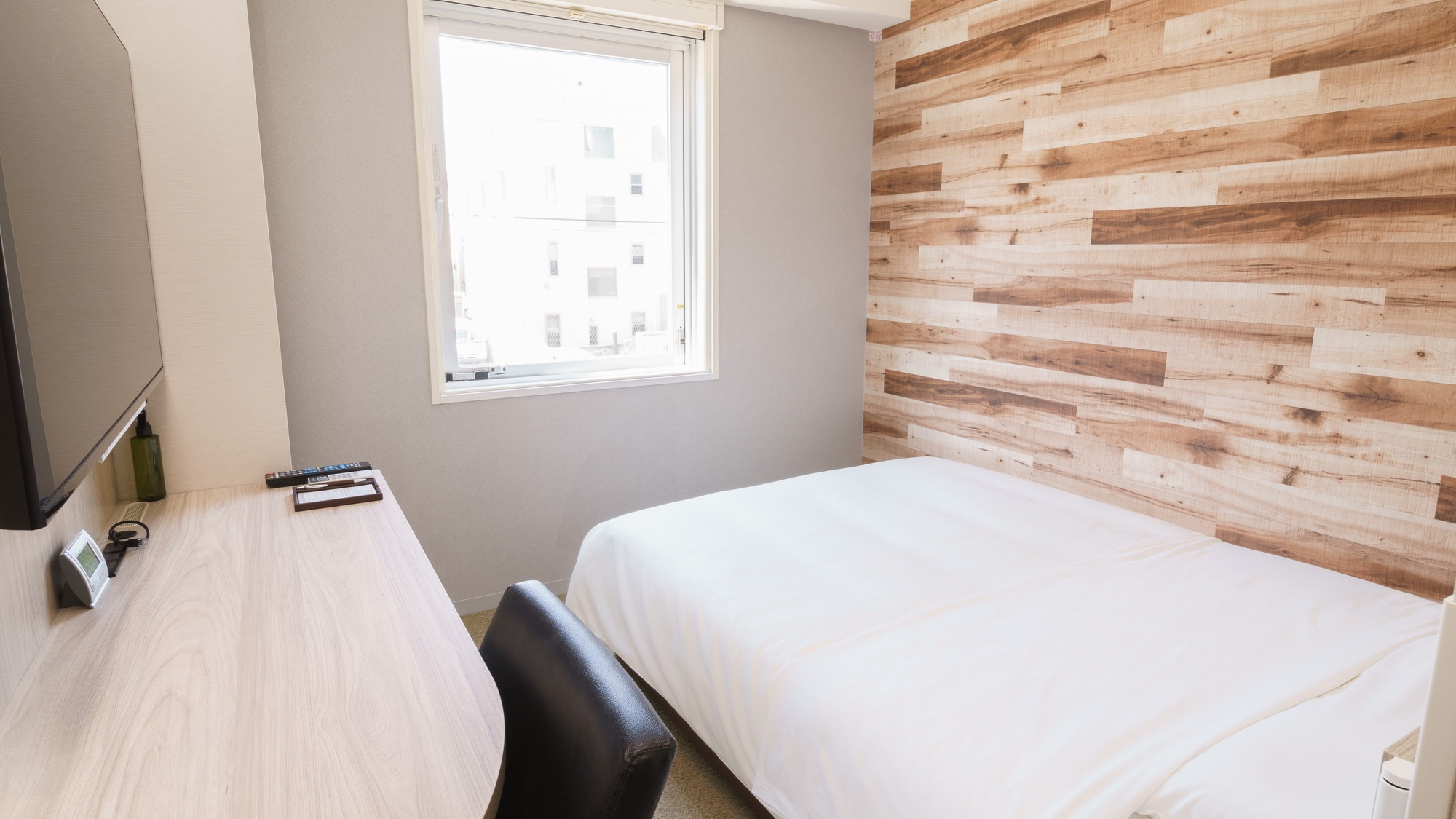 A 150cm wide bed and a mattress with just the right amount of firmness will ensure you a good night's sleep.