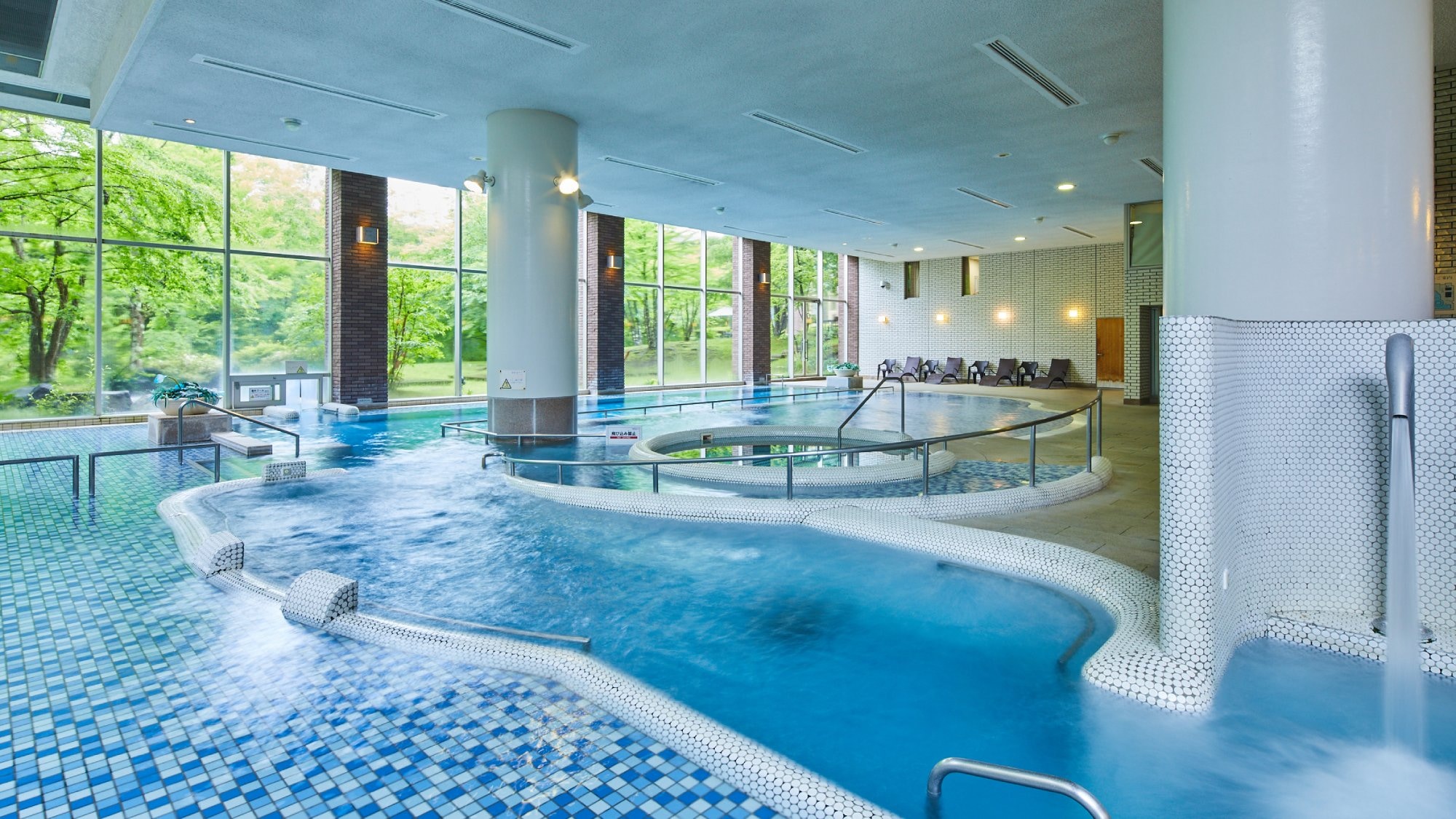 室内温水プール（クアゾーン）