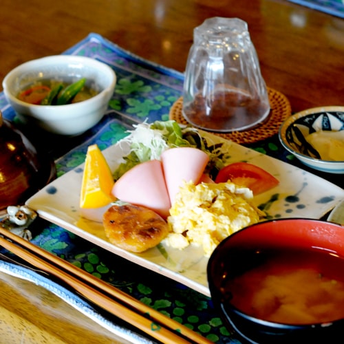 [Contoh sarapan] Sarapan ala Jepang akan disajikan di pagi hari.