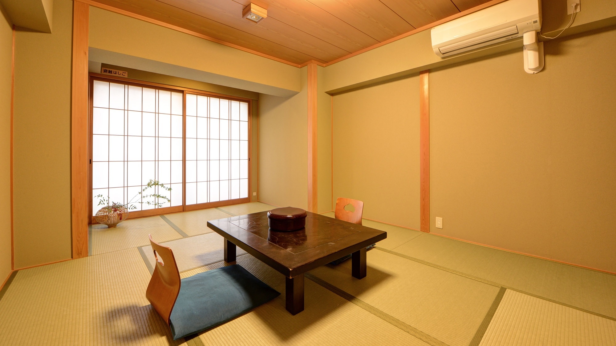 *[Example of a Japanese-style room] This is a 10-tatami room. It varies depending on the number of people.