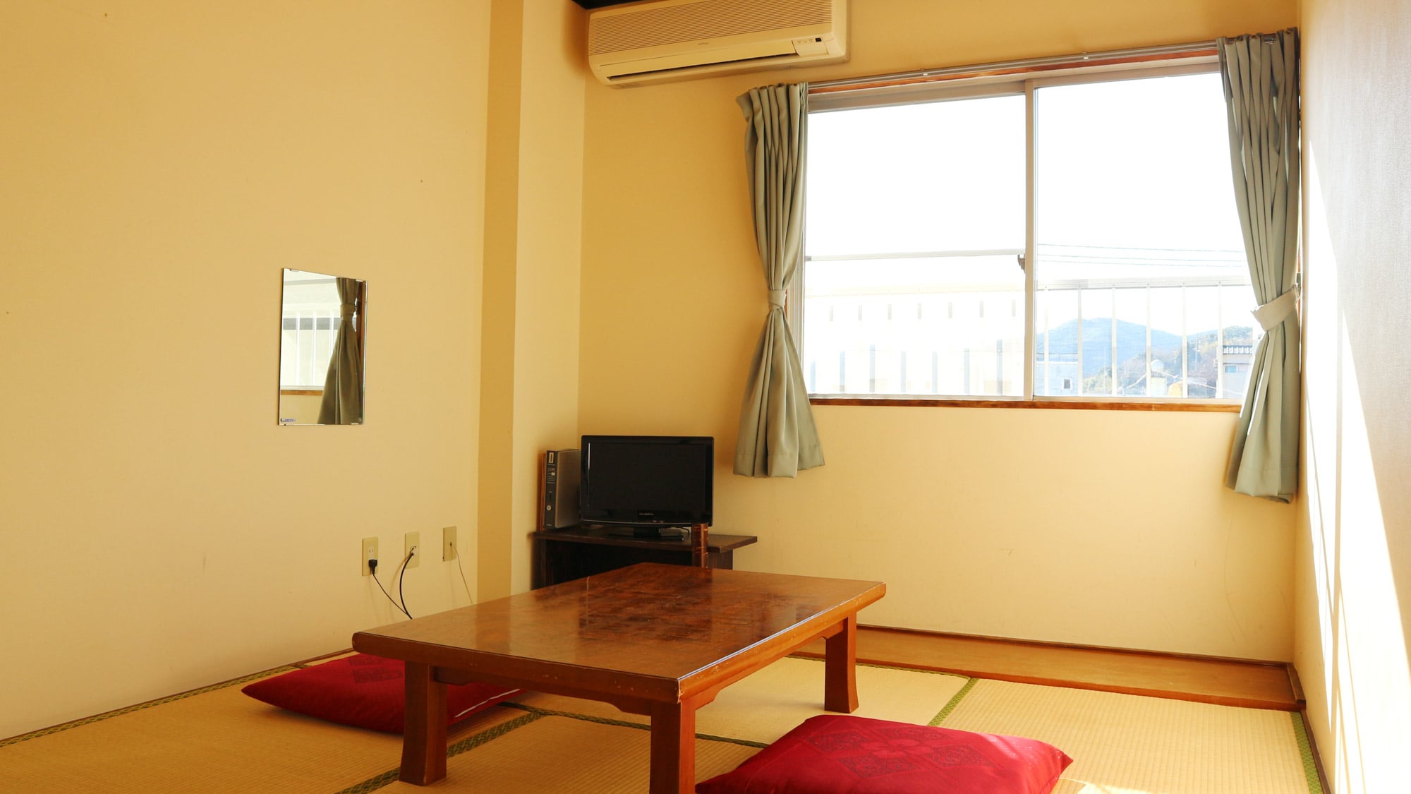 *[Example of guest room] Japanese-style room with 5 tatami mats (with unit bath) ★ Wi-Fi available