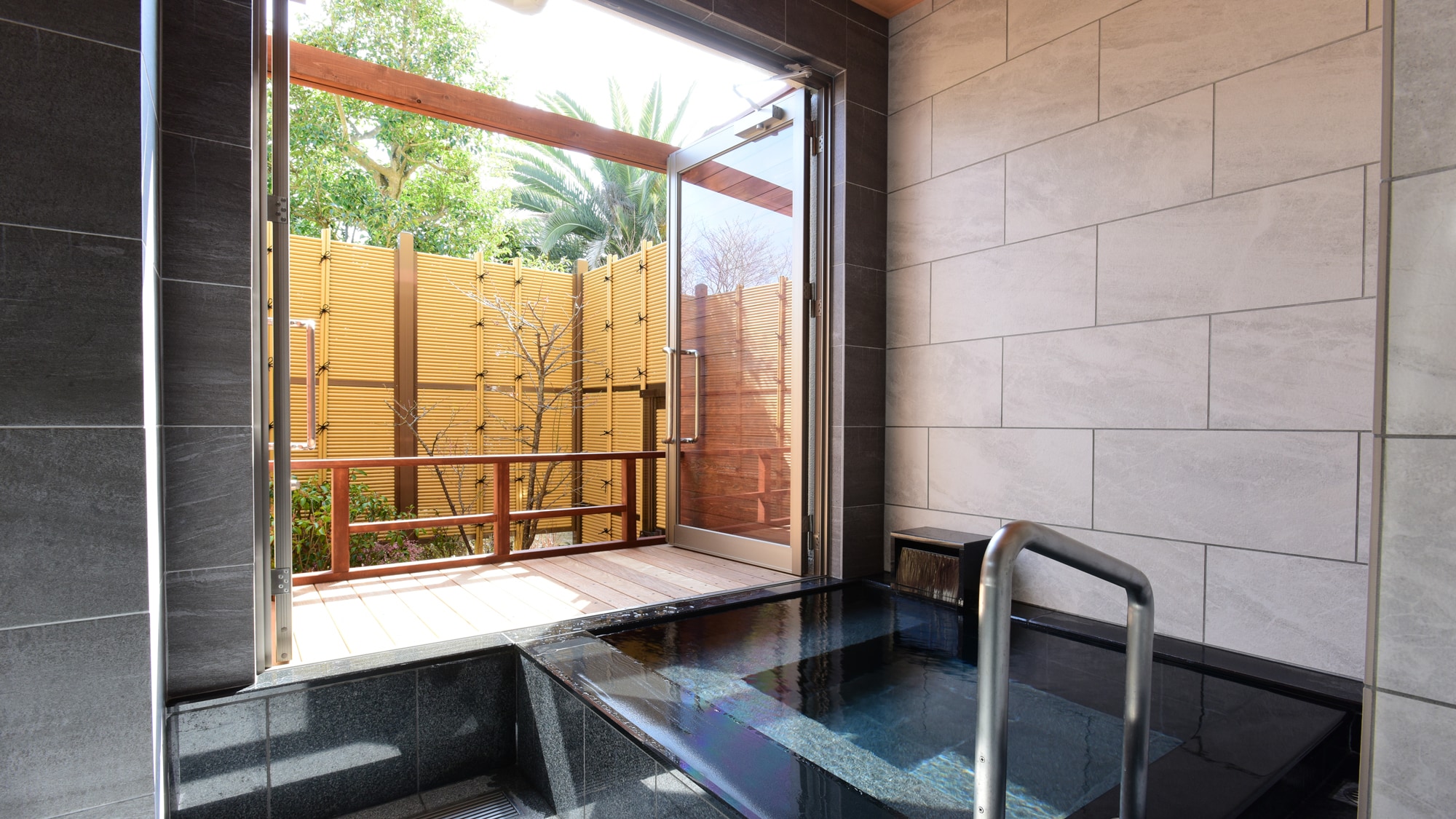 *Japanese-Western style room with semi-open-air bath (10 tatami mats + twin room) with natural hot spring water