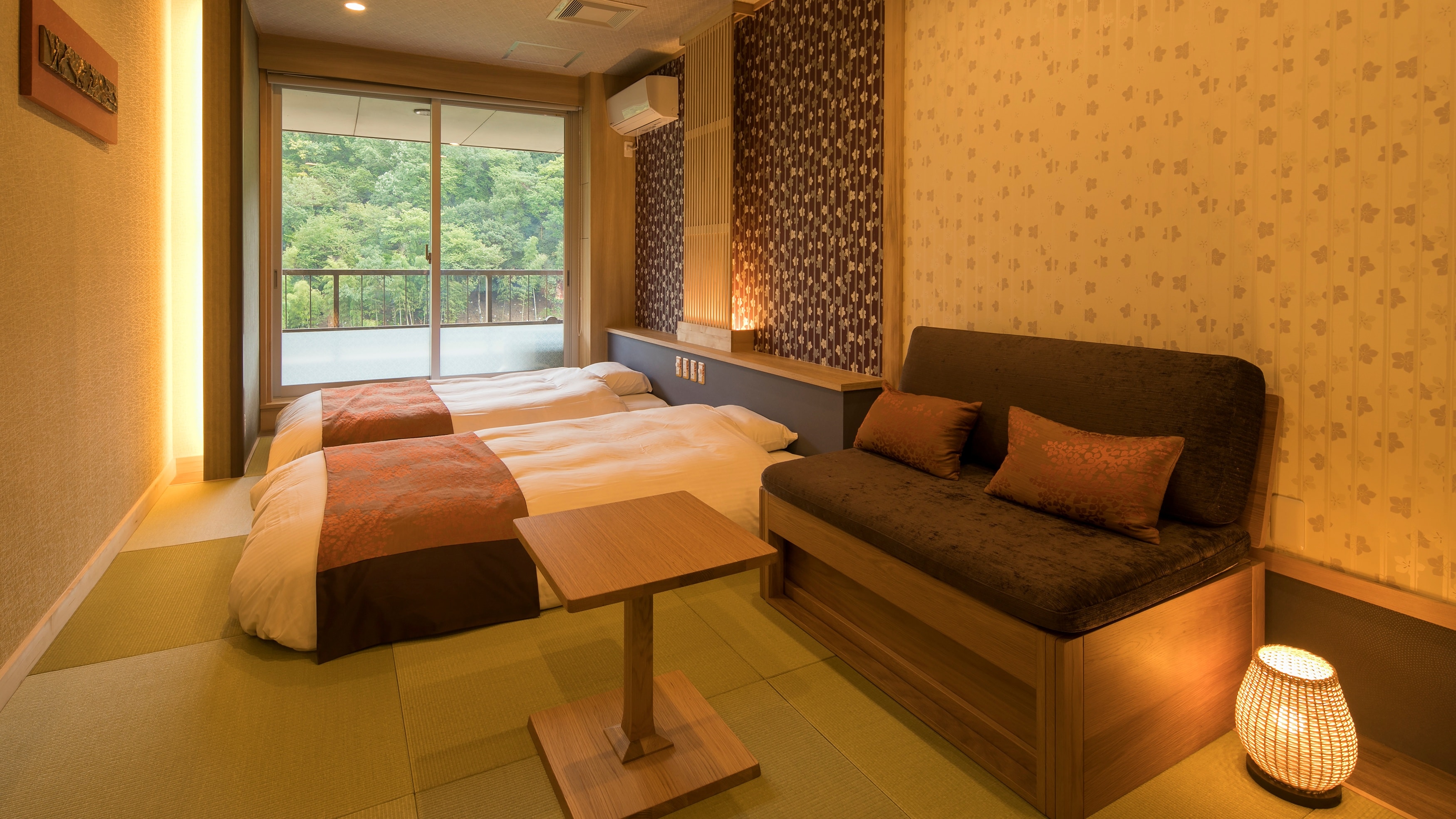 [Japanese-style twin room] A room with a low bed. When using for 3 people, the sofa in the foreground will be converted into a bed.