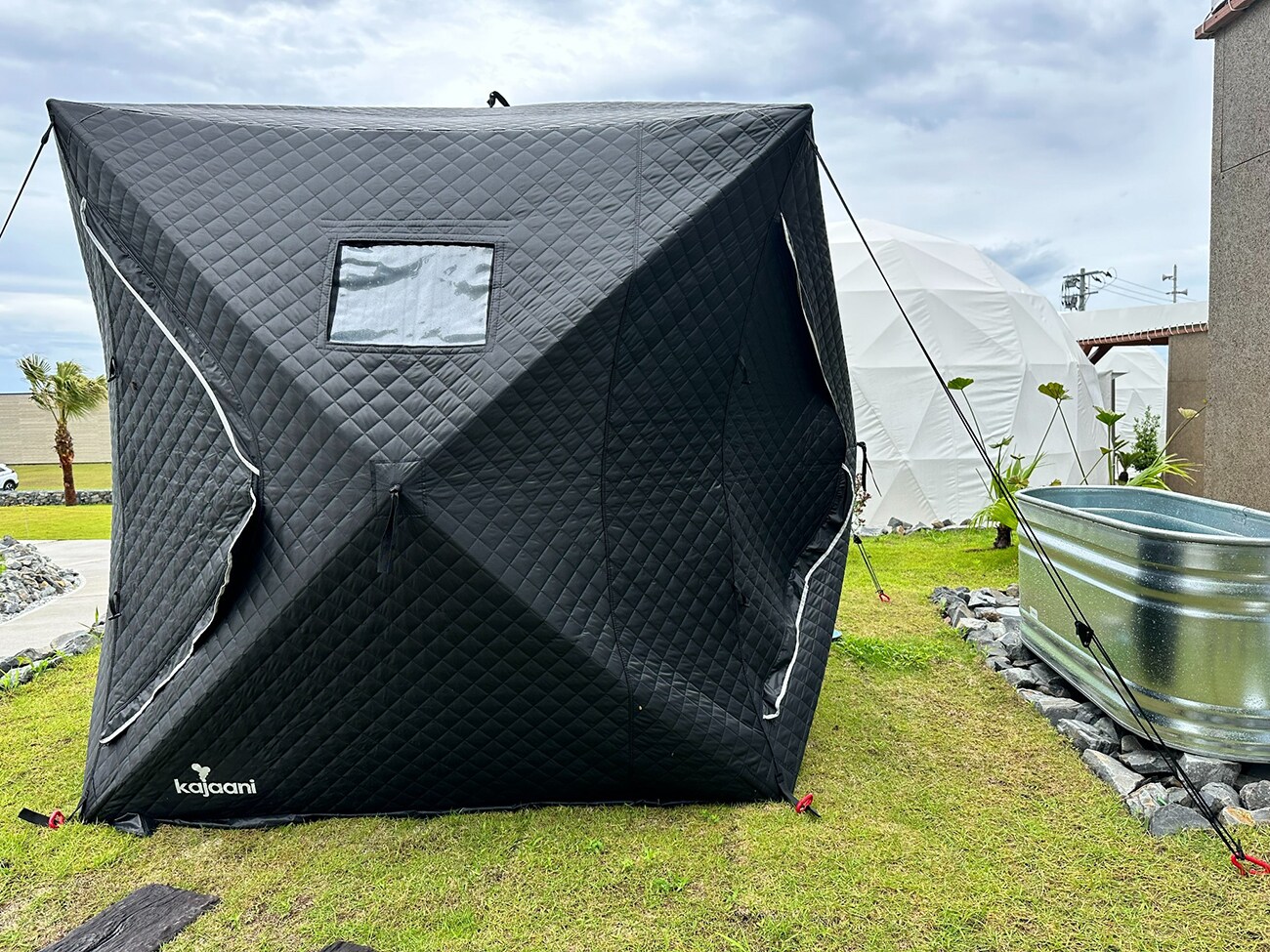 A room where you can relax in the forest and sauna