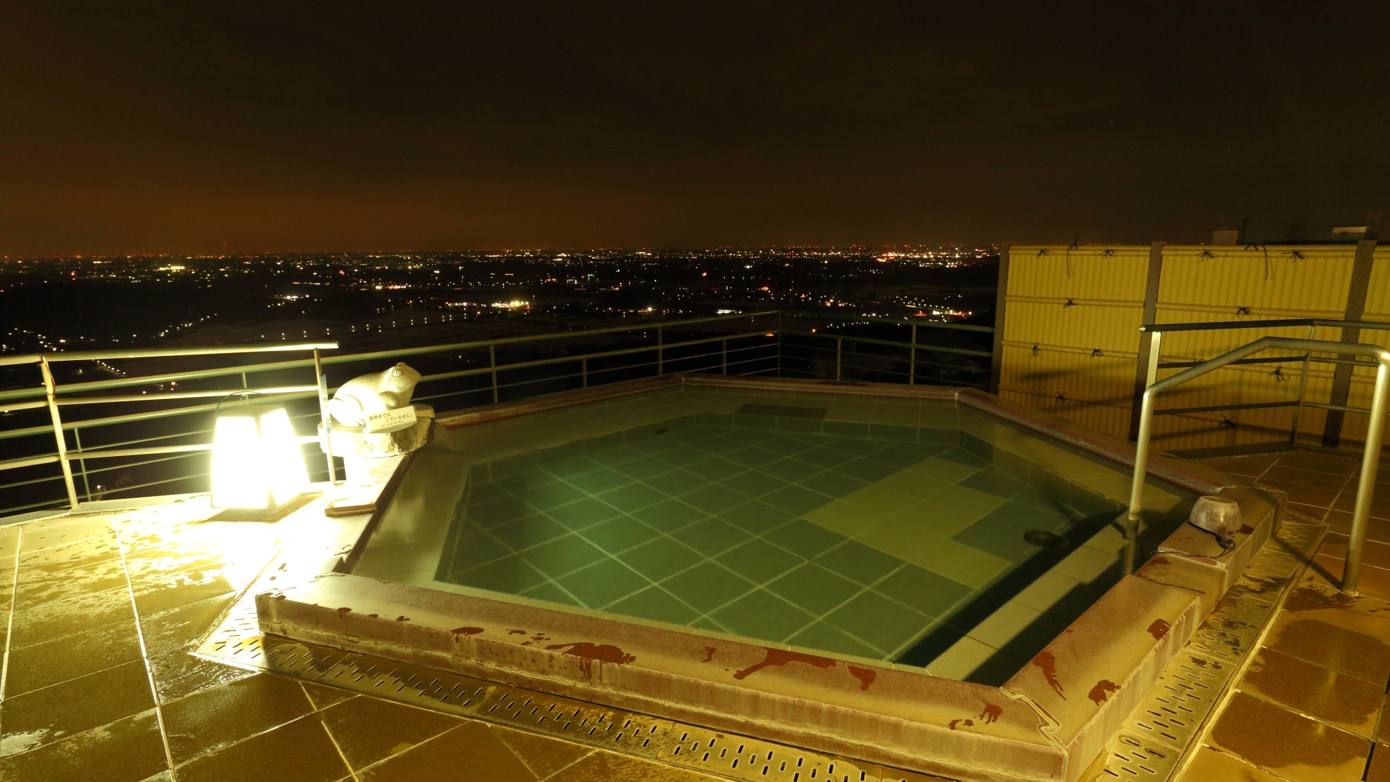 [Top floor panoramic open-air bath "Clouds Above the Water"]