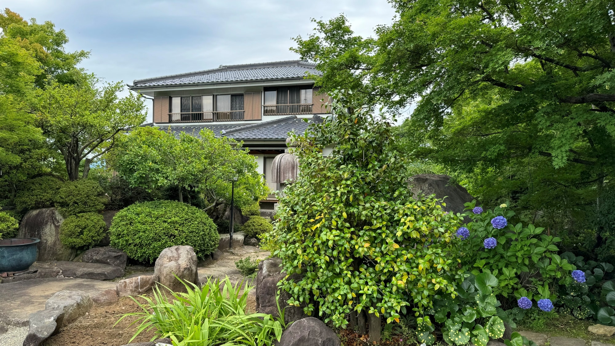 * <Nhà vườn> Ngoại thất (ví dụ) Một ngôi nhà Nhật Bản hai tầng nằm trong một khu vườn Nhật Bản có thể được cho thuê nguyên căn.