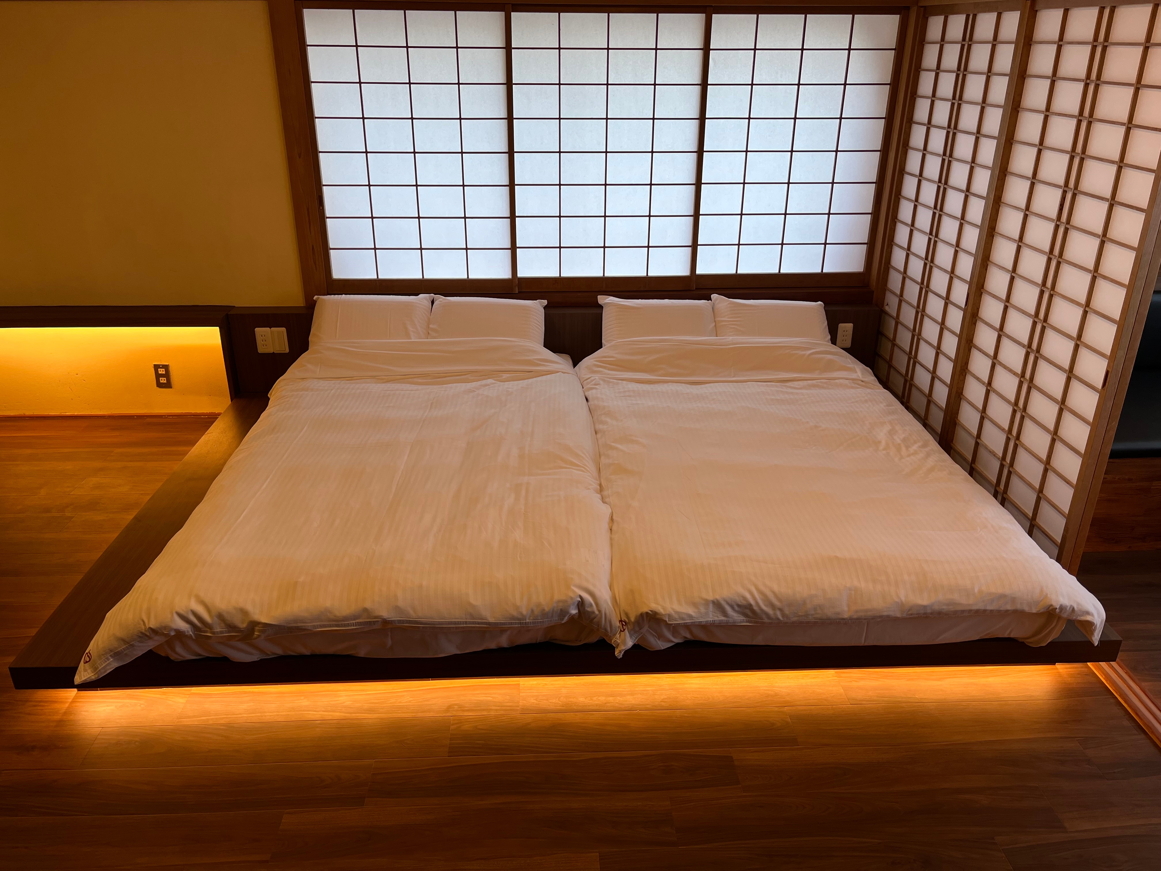 [Main building] Western-style room (12.5 tatami mats) with a panoramic view of Izu Oshima and the ocean (non-smoking room)