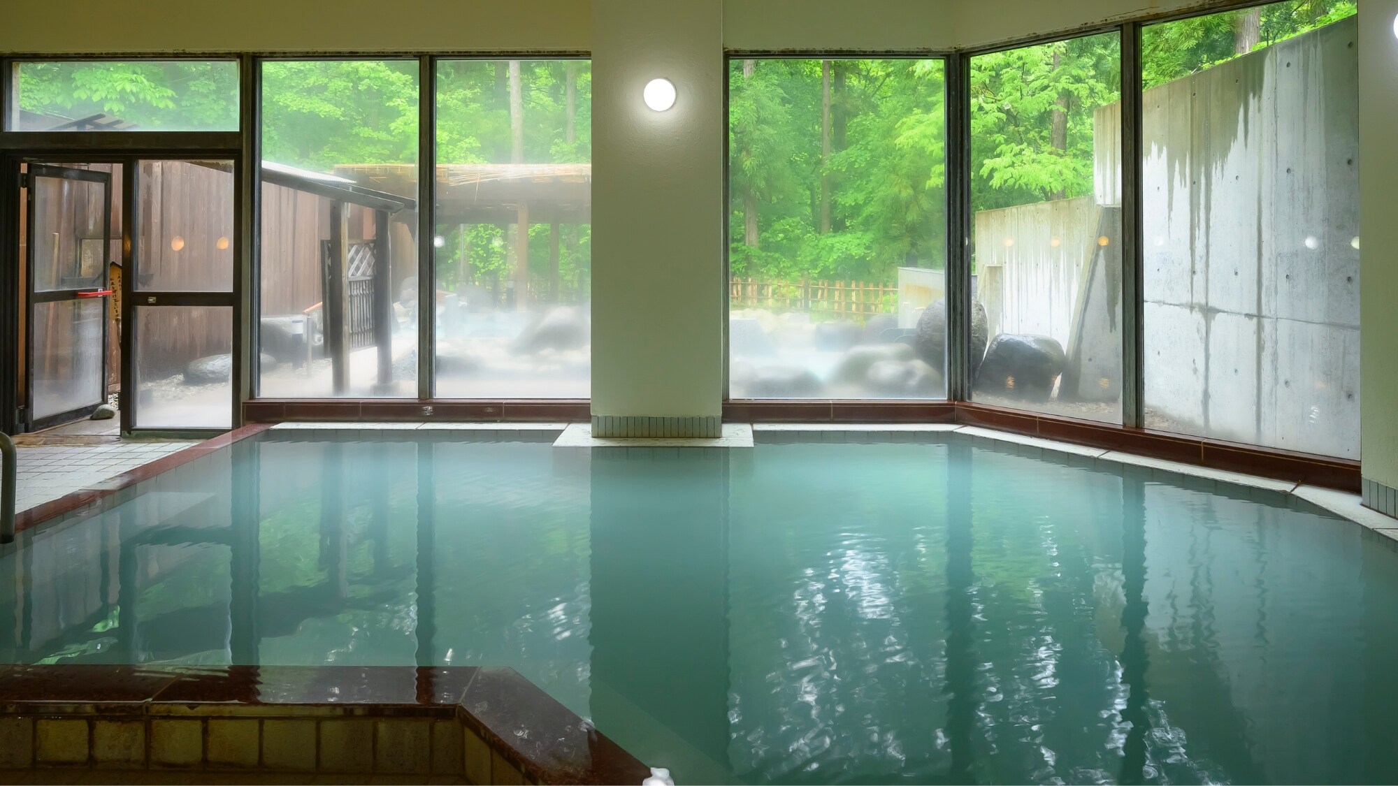 Bak mandi di kamar mandi umum yang besar luas dan nyaman. Silakan regangkan kaki Anda dan nikmati mandi yang menenangkan.