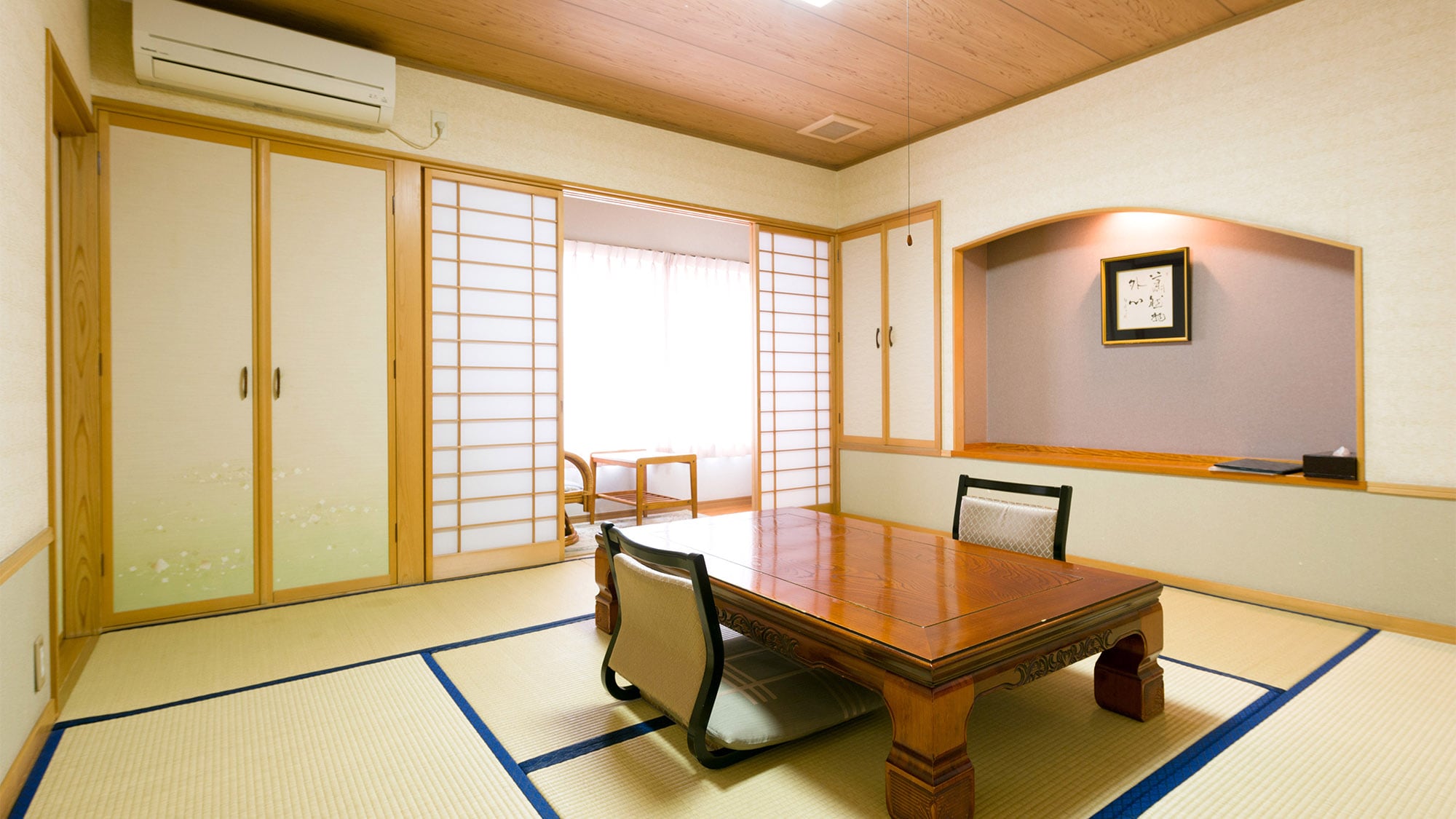 ・ <Indoor> Enjoy a relaxing time with family and friends on tatami mats.
