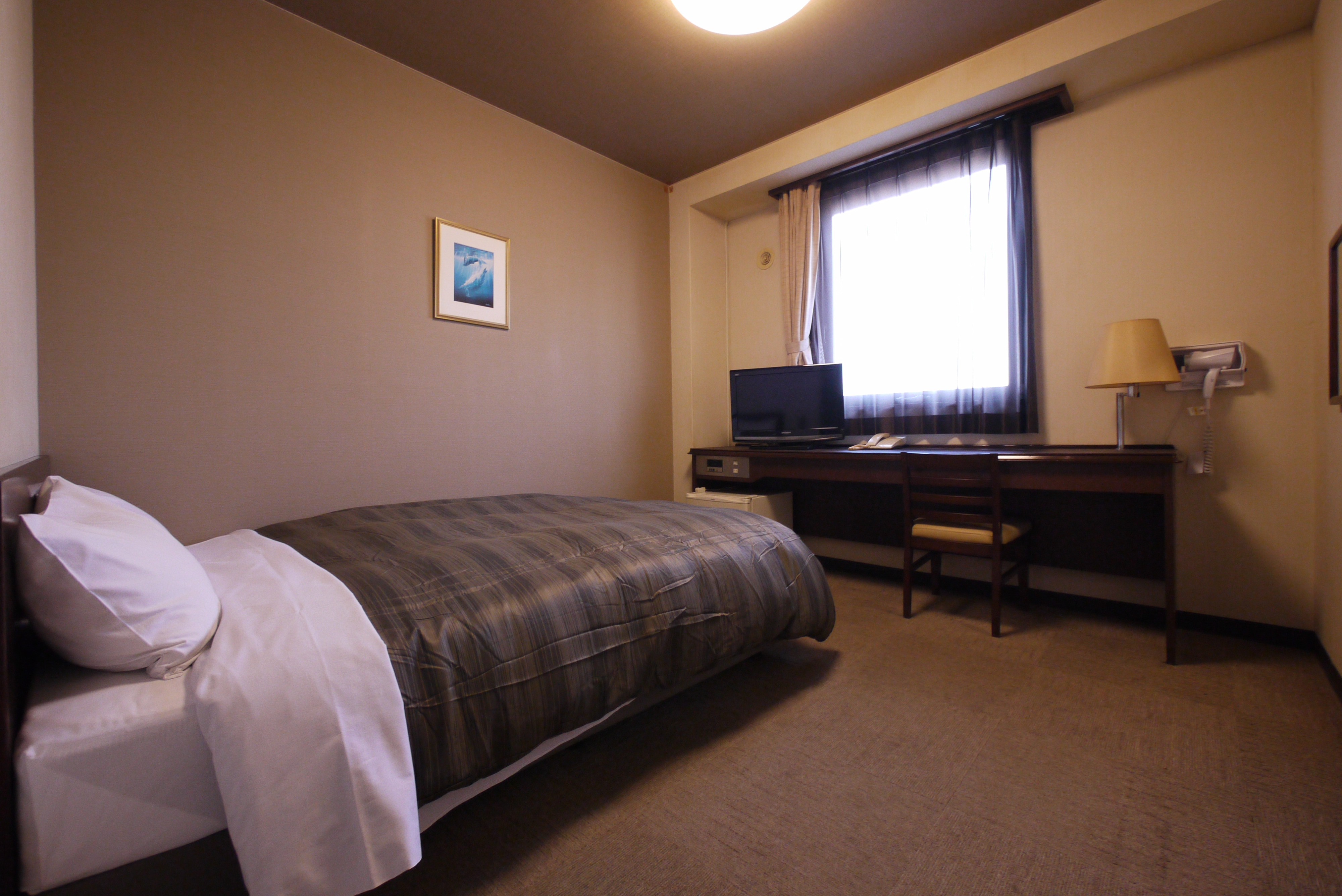 Tempat tidur double room ukuran 140 cm & kali; 196 cm WOWOW bisa ditonton gratis