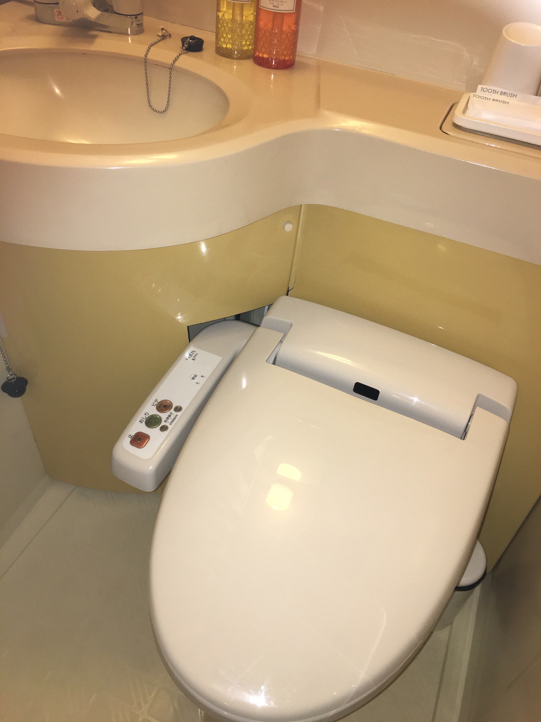 Washlet toilet seat with heater