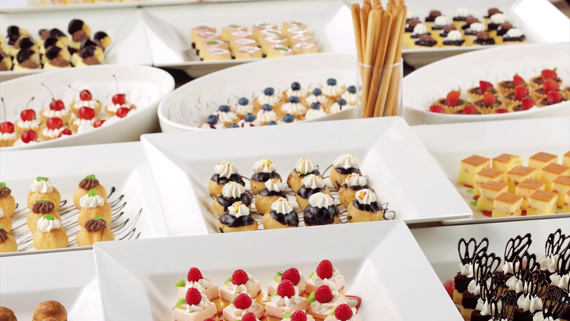 บุฟเฟ่ต์อาหารเย็น ของหวาน *รูปภาพใช้เพื่อประกอบการอธิบายเท่านั้น