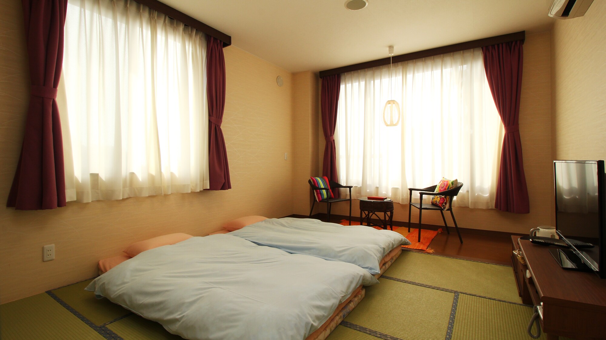 You can see Goishi Beach from the window! Please relax and listen to the quiet sounds of the waves.