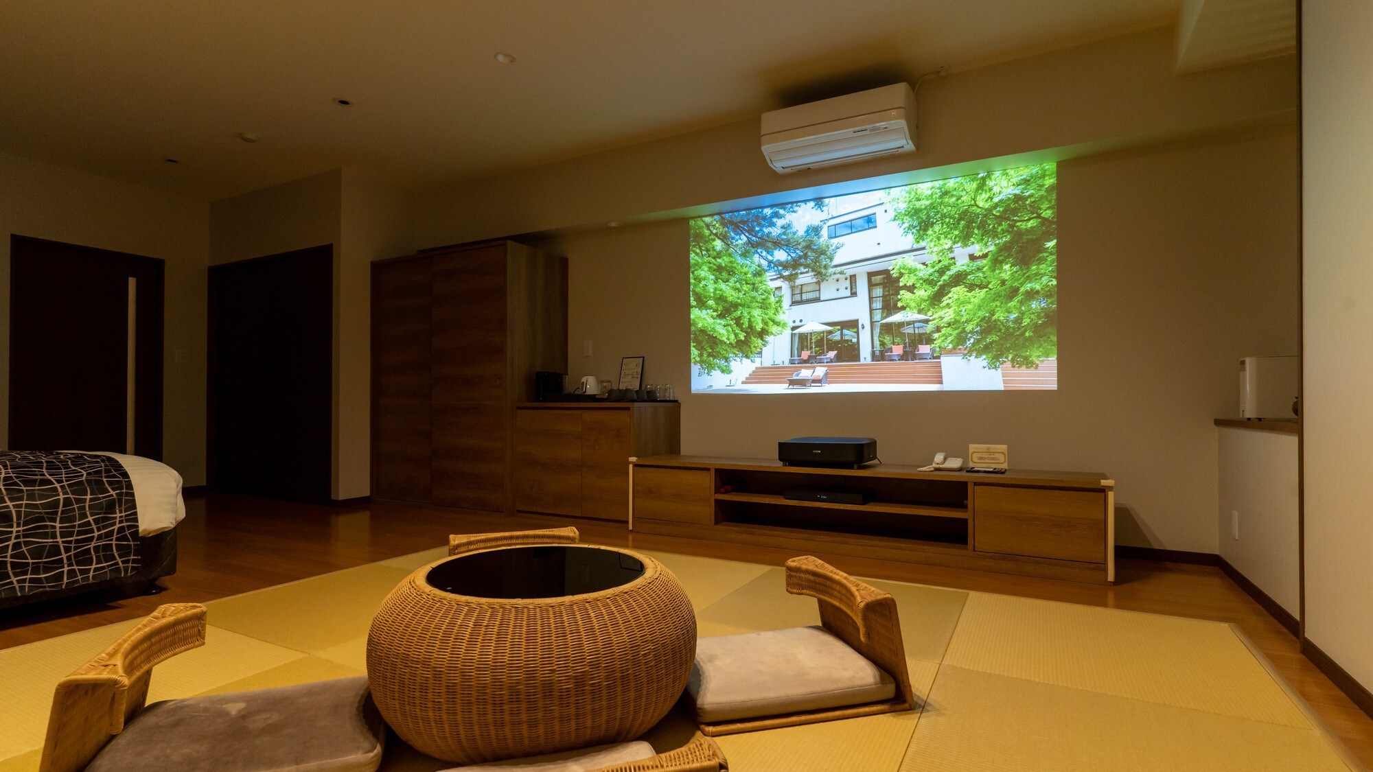 [With 100-inch super screen] Superior Japanese and Western room