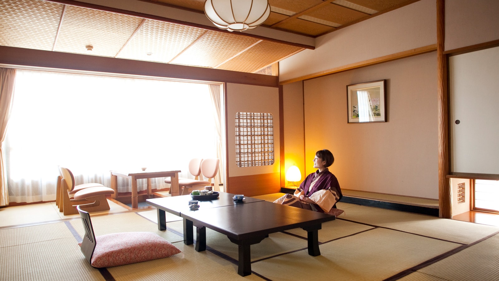 The top floor guest room "Kaga Roman" is 12.5 tatami mats in size