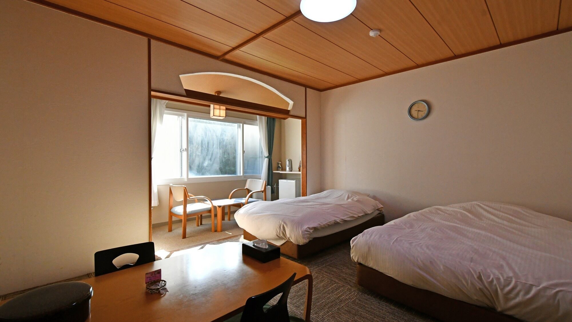 [Modern Japanese-style bed room] A carpeted room with 10 tatami mats and twin beds.