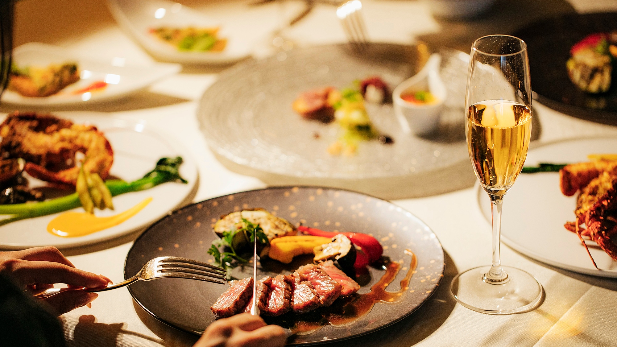 A lot of gourmet food that you can enjoy with just the two of you without worrying about anyone's eyes. Add color to your favorite performance, such as playing music from the speakers in the guest room.