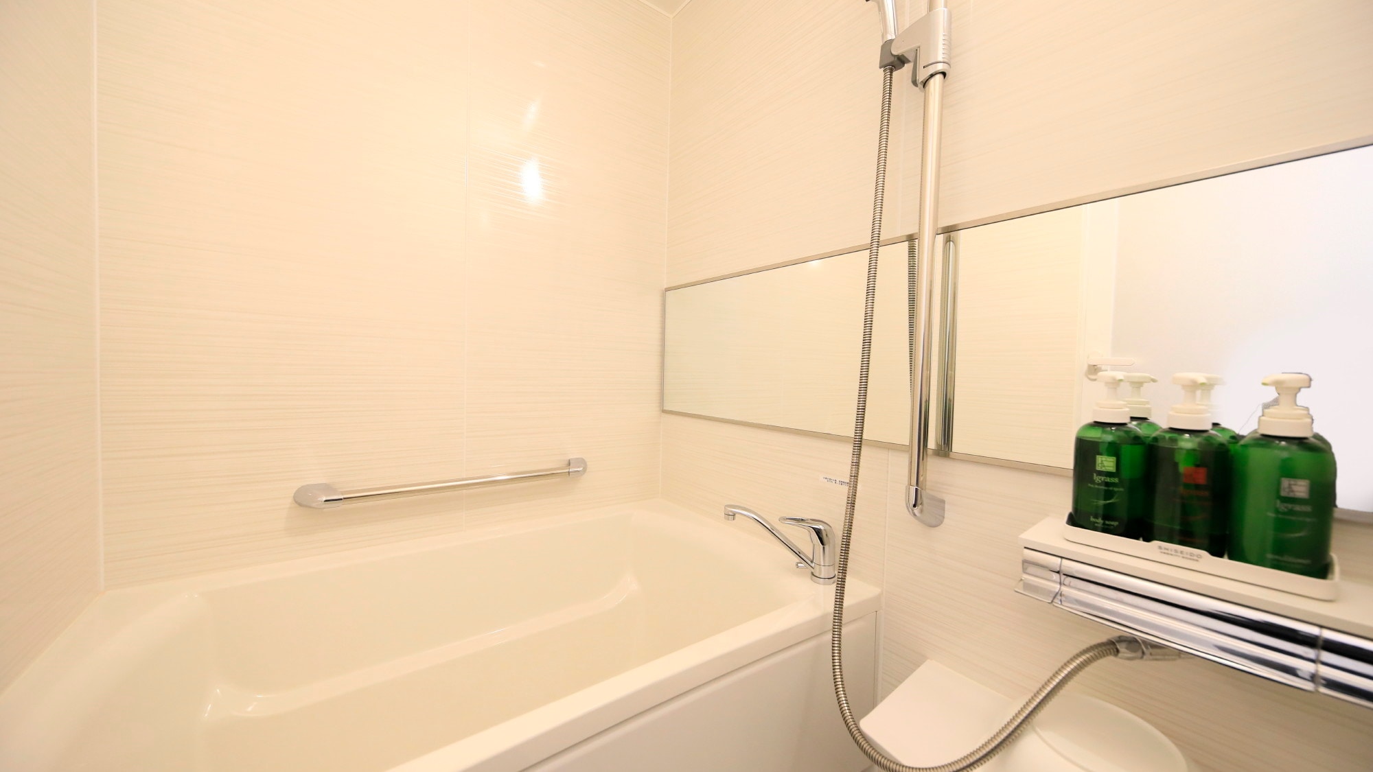 [Example of a Deluxe Room] Each room is equipped with a bathroom. *This is not a hot spring.