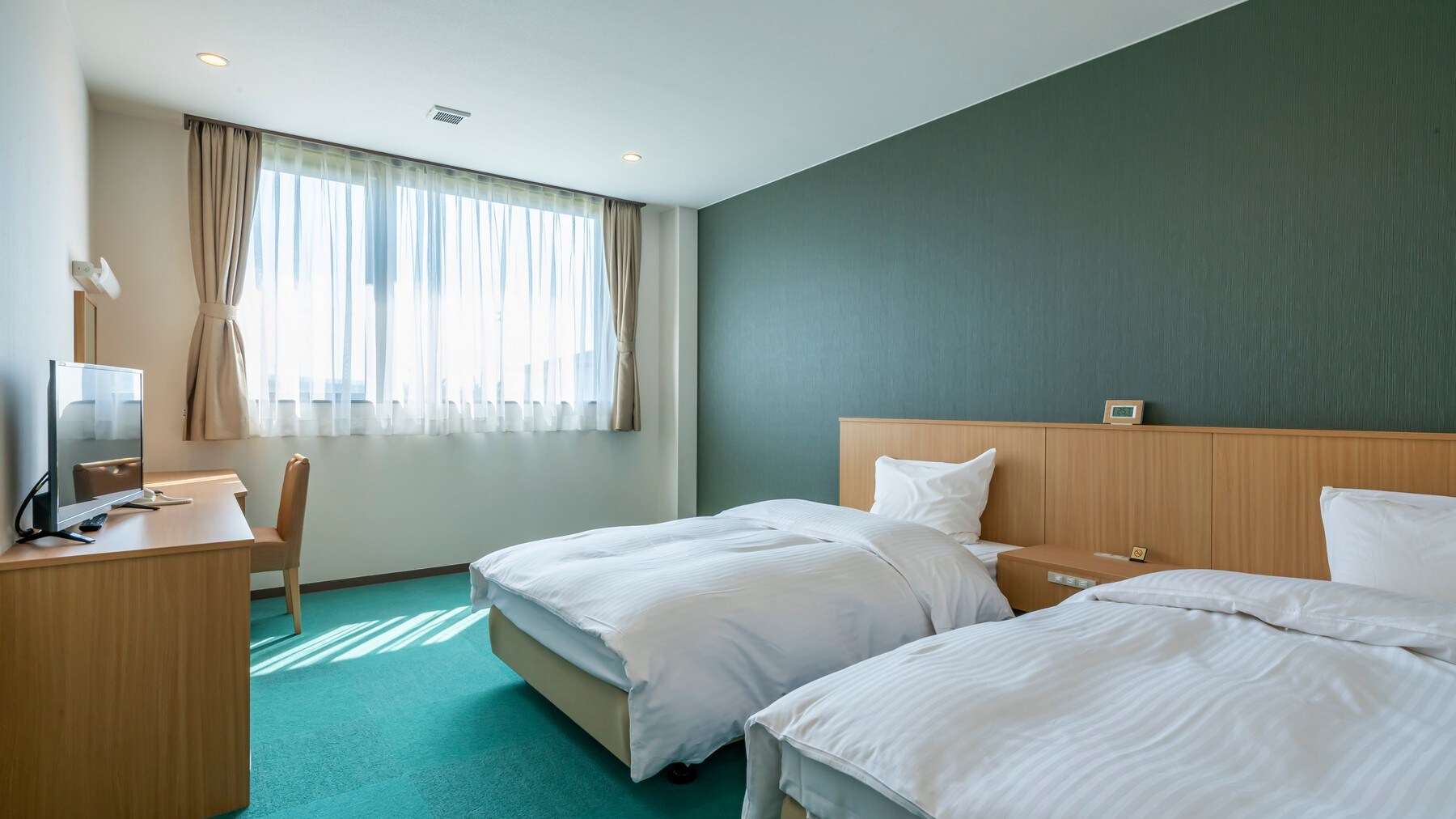 <Standard Twin> A twin room that makes you feel like you're in the forest