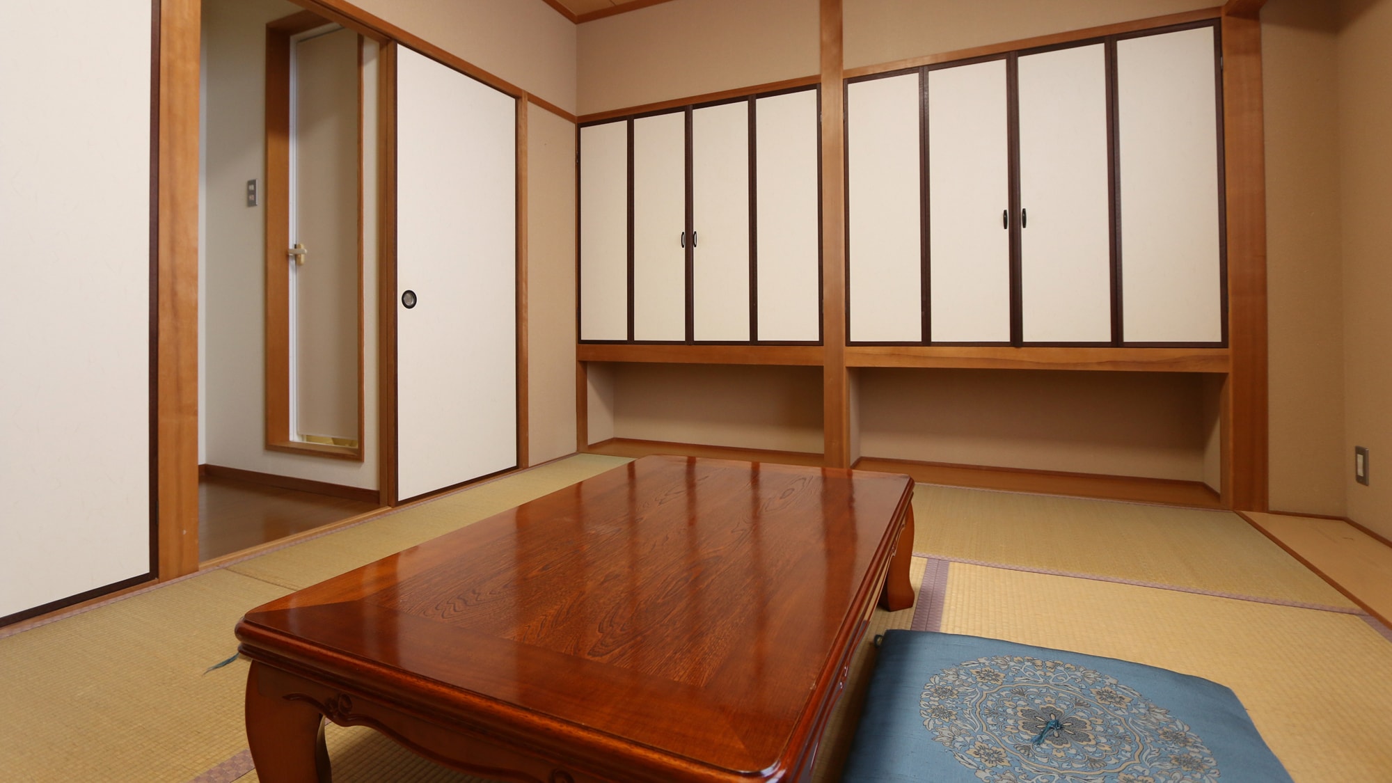 《6 tatami Japanese-style room》Please use it for your solo pilgrimage or for work.