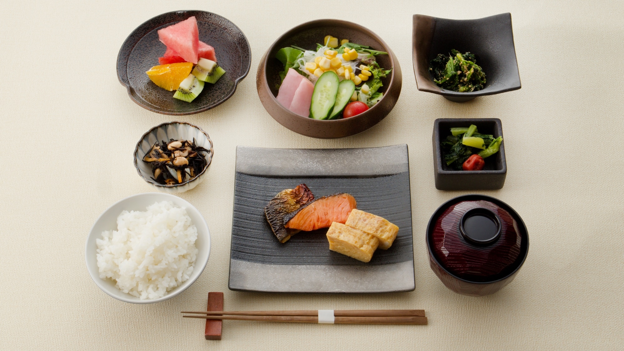 [Japanese Breakfast Set] A seasonal breakfast featuring local vegetables and homemade side dishes is available *Available from June to November