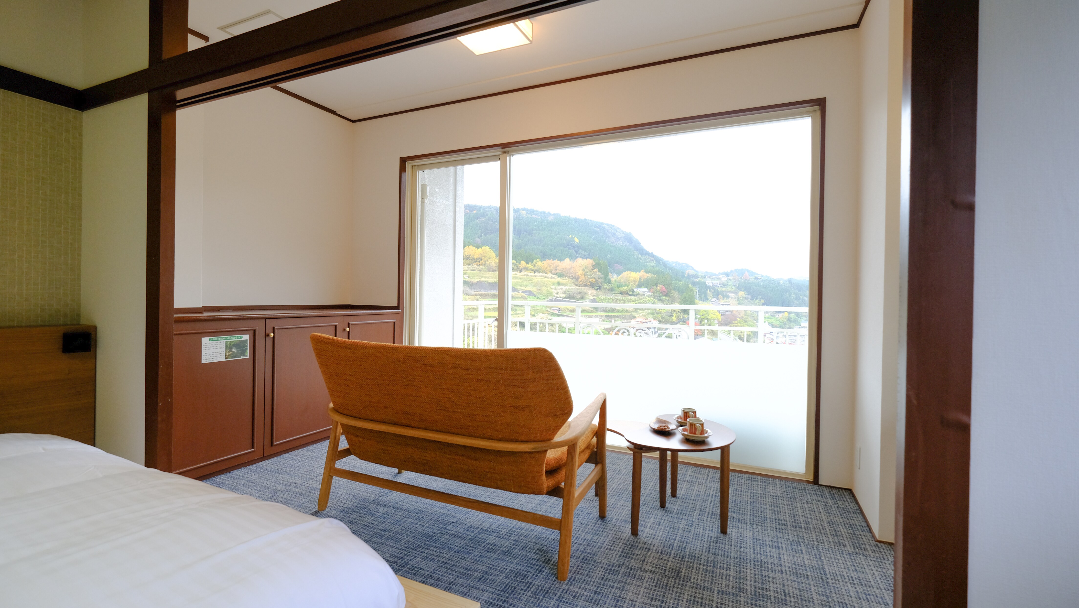 Kamar bergaya Jepang-Barat yang menghadap kota sumber air panas: 10 tikar tatami + ganda (41m²) Tempat tidur ganda dipasang di lantai tatami yang hangat.