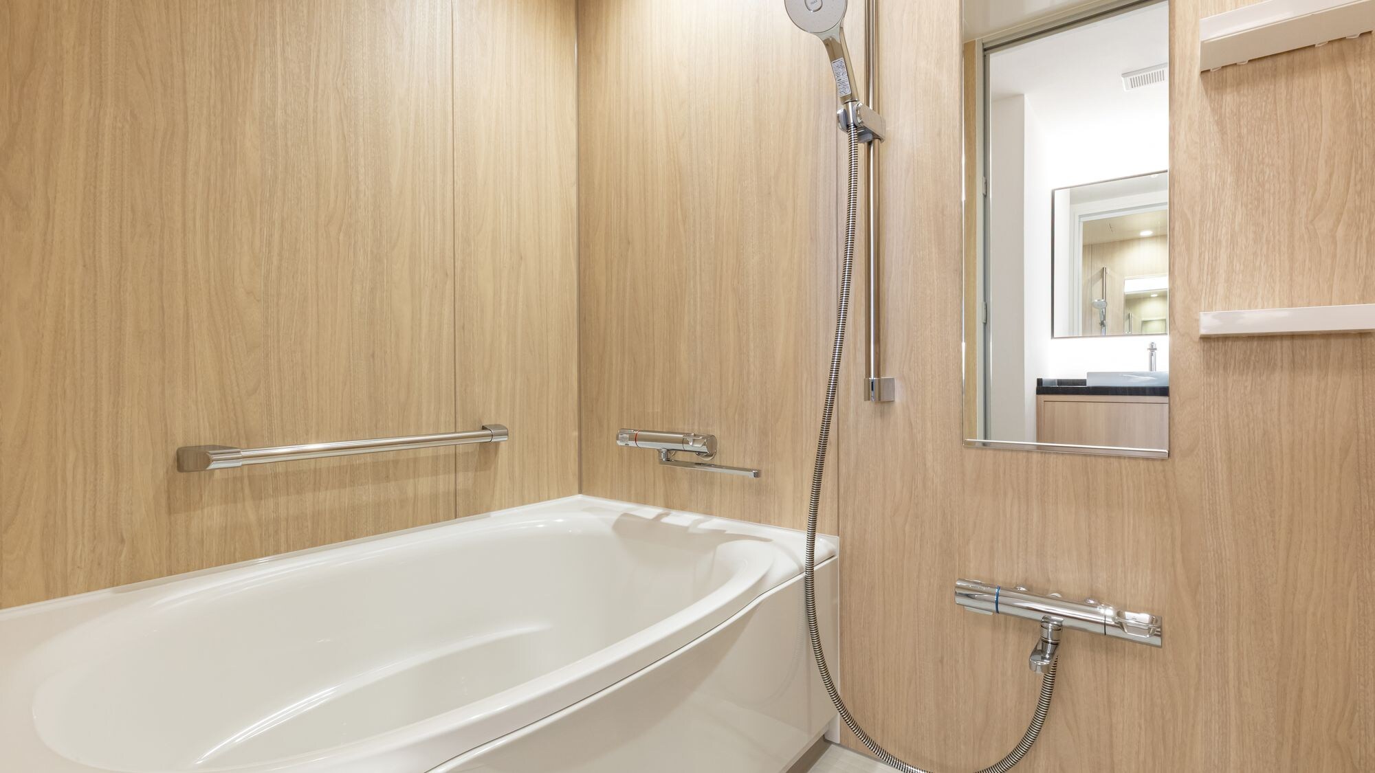 Deluxe Room Bathroom