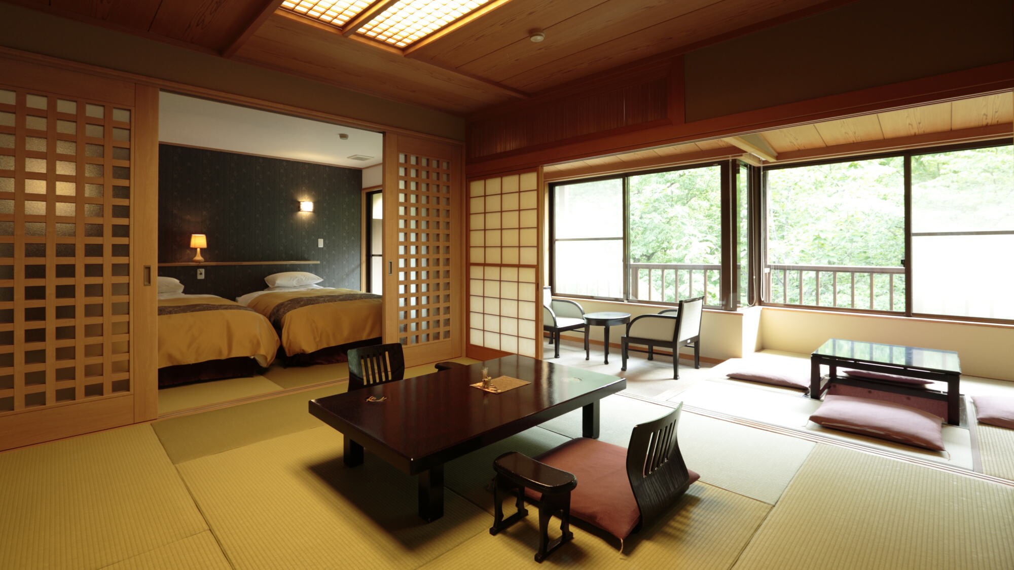 [Room with bed] Twin room with 2 semi-double beds made by Simmons + 10 tatami Japanese-style room + 4.5 tatami Japanese-style room