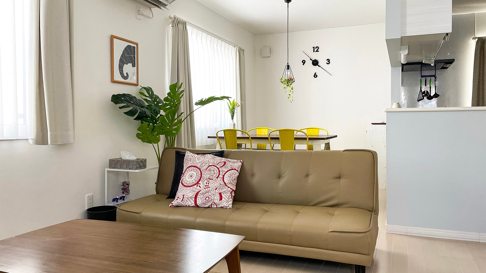 ・＜Living Room＞ Enjoy a relaxing time with your family, friends and pets