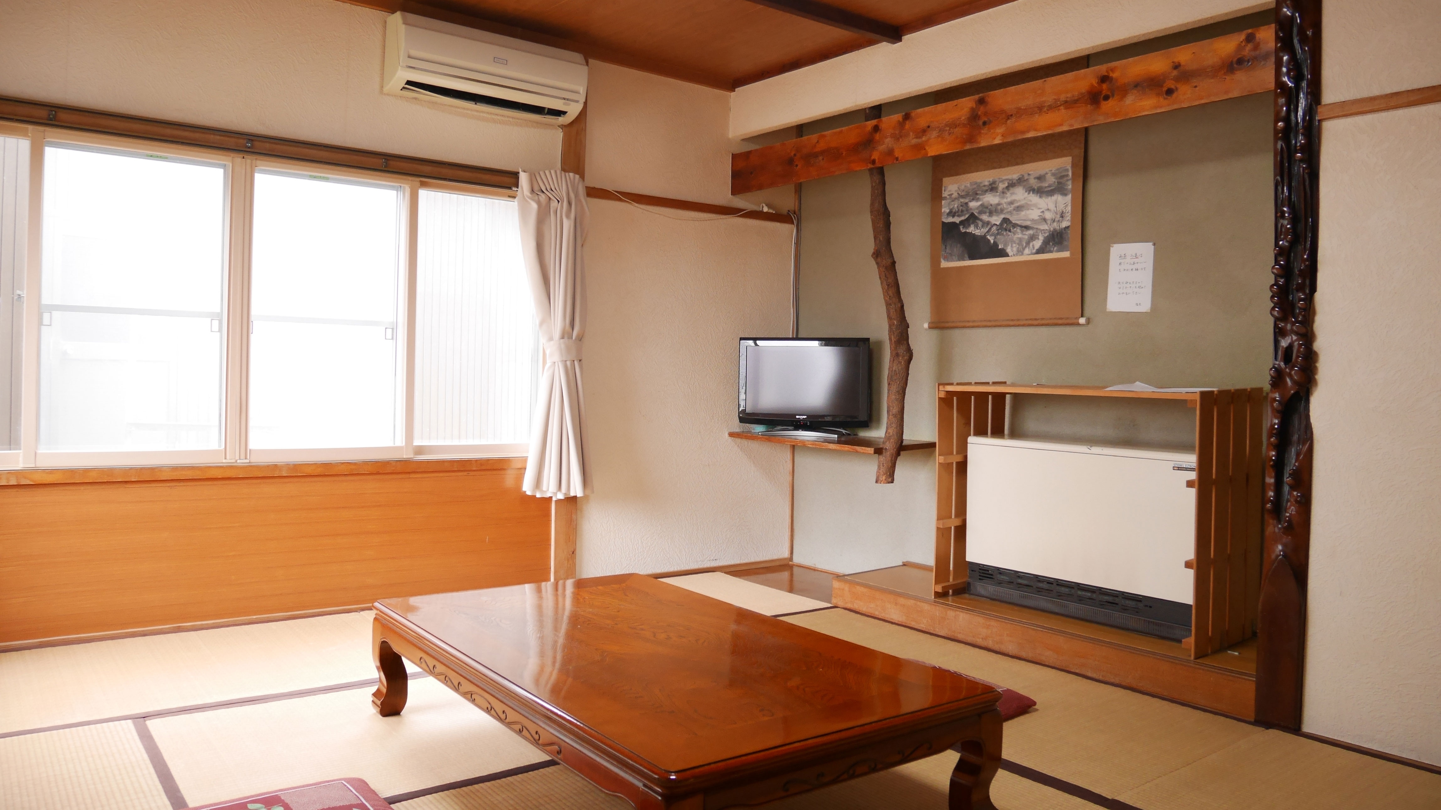 *10 tatami Japanese-style room/Free Wi-Fi in all rooms.