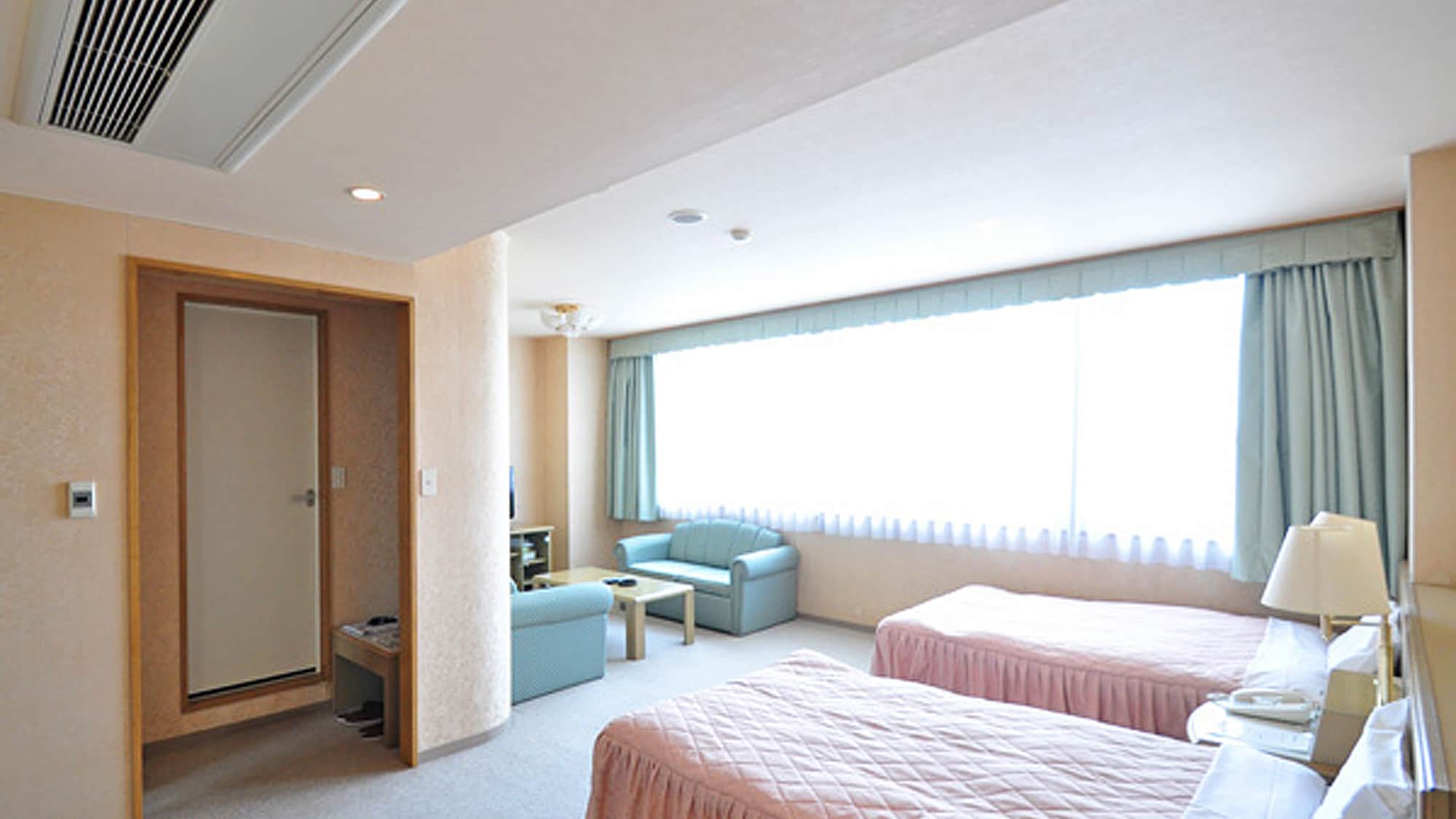 [Suite bergaya Barat] Kamar yang terang dan luas dengan banyak cahaya.