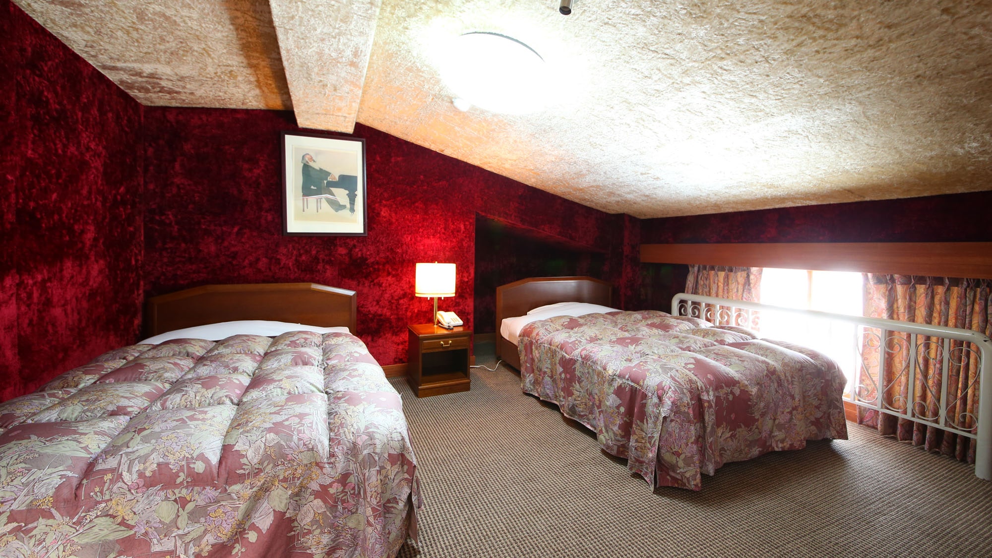 [Rachokan ■ Top floor maisonette] There is a bed in the slightly raised room.