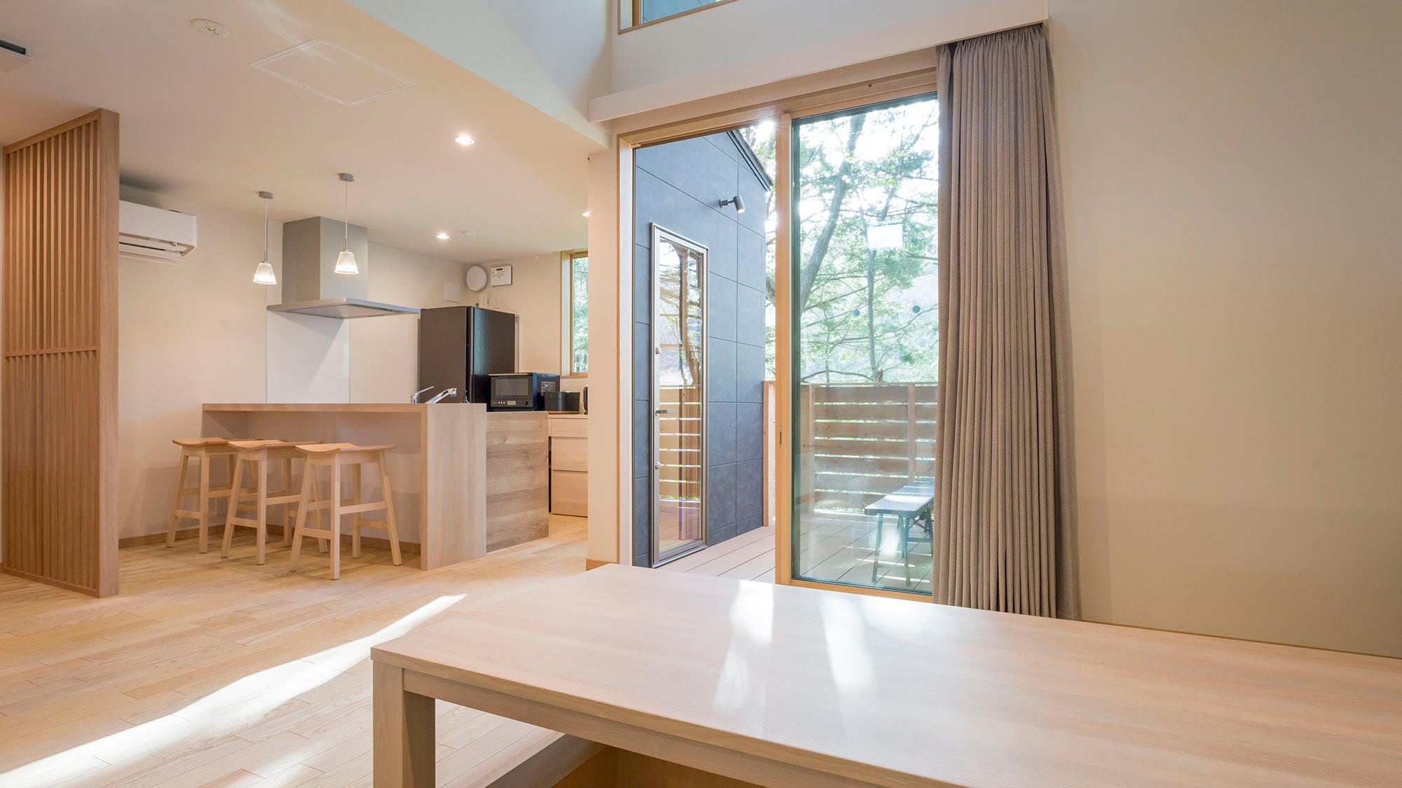[D2 type: living/dining room] Sunlight from the terrace gently pours into the room.