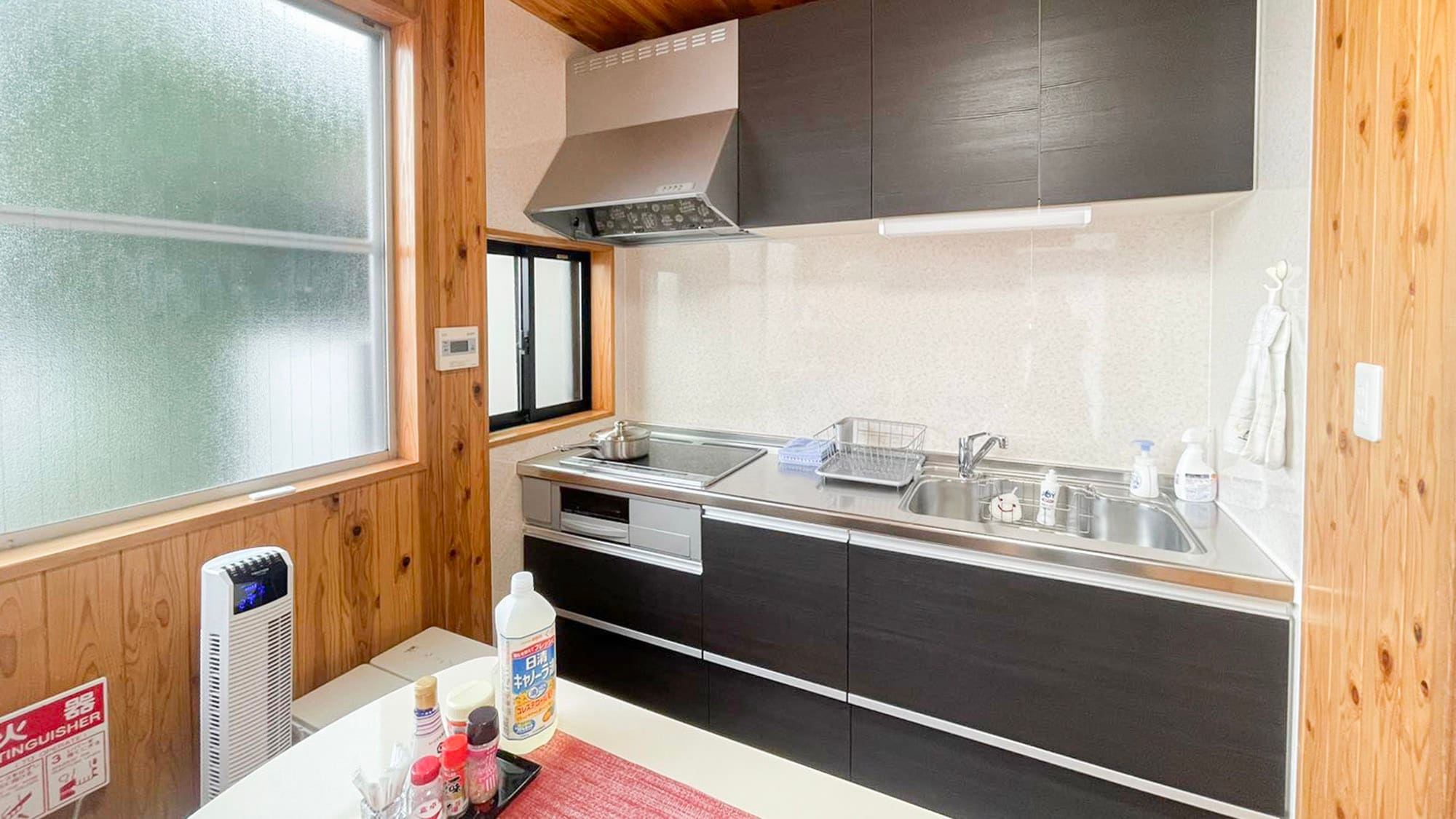 ・[Kitchen] The bright and clean kitchen has plenty of light, making cooking easy.