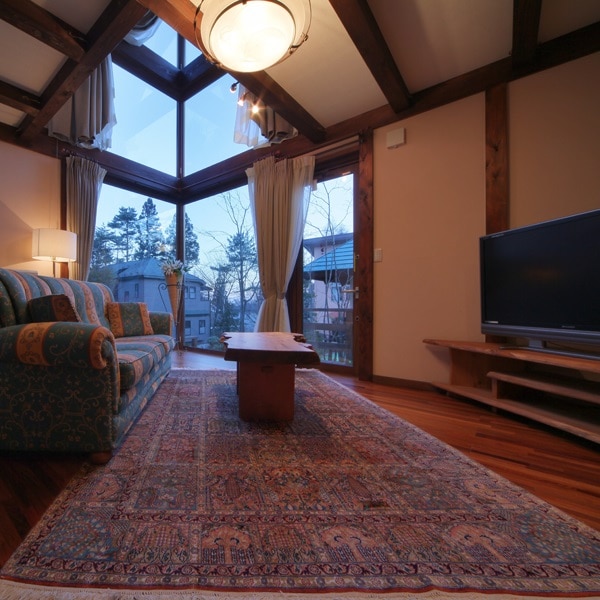 [Guest Room 101] A two-story, semi-open-ceiling cottage-style room isolated from the surrounding area
