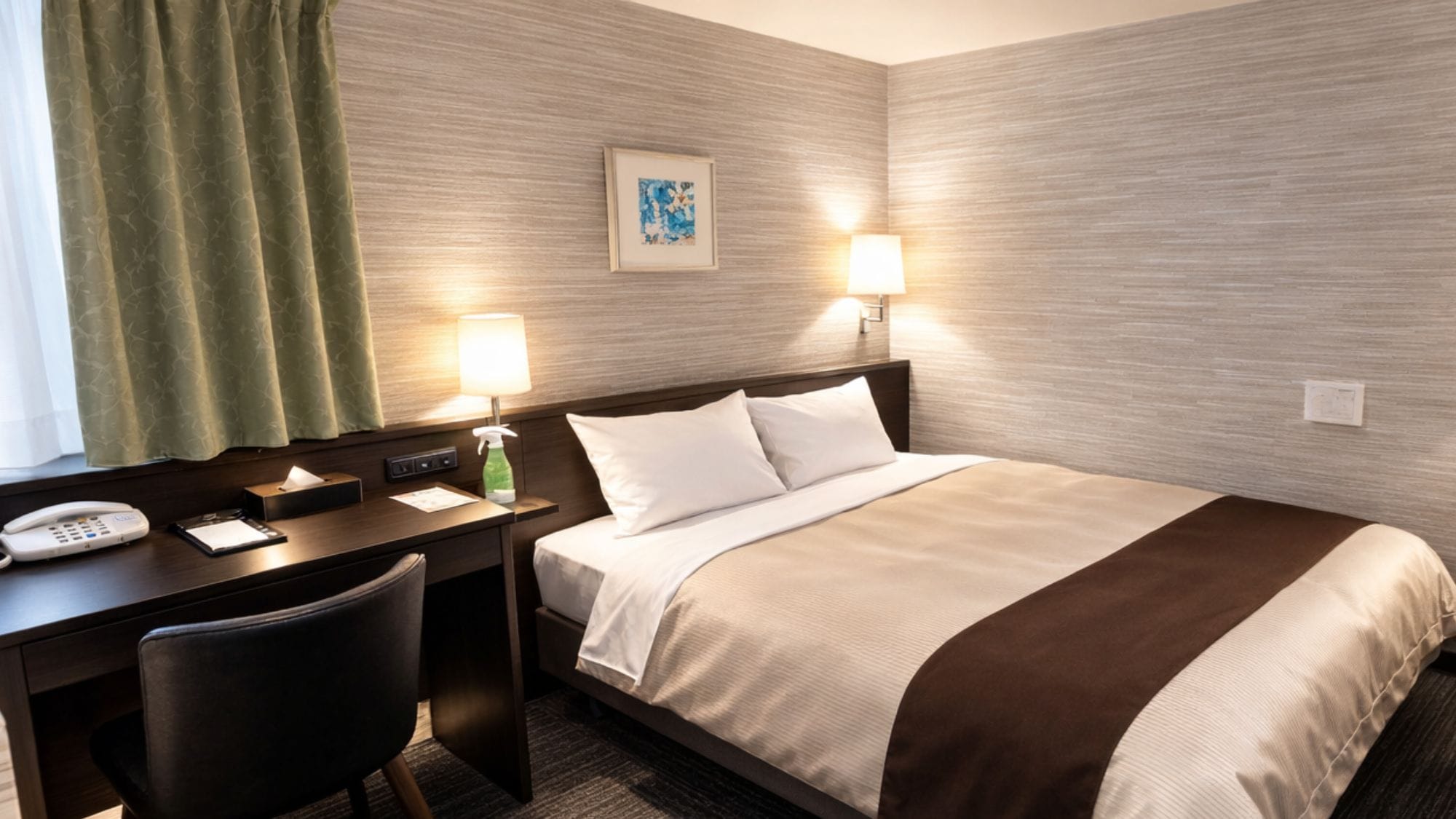A room where you can relax comfortably on a 140cm wide bed