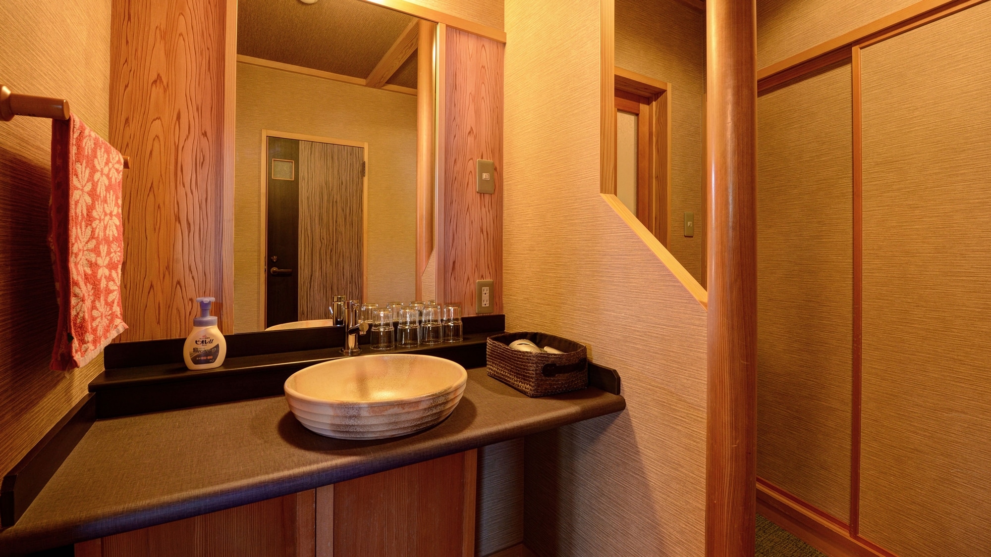 *[Example of a guest room (Japanese-Western style room)] A washbasin with a unique design.