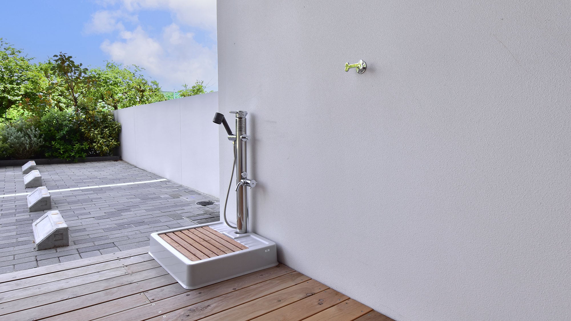 [Exterior of facility] There are lead hooks and the spacious space means you can feel safe even with a large dog.