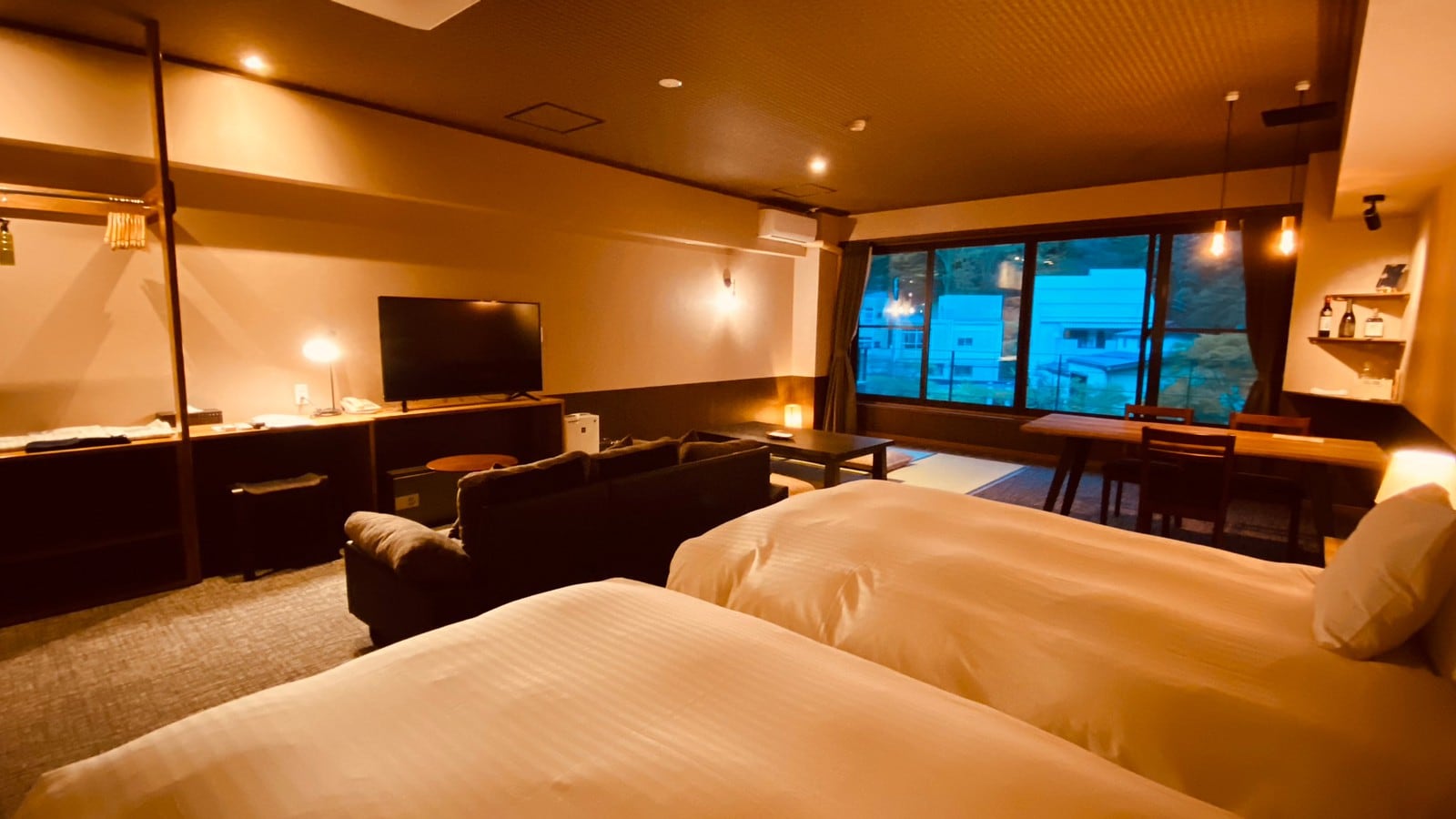 [Annex/Semi-suite/with shower] Riverside twin room with tatami mats, 48 square meters