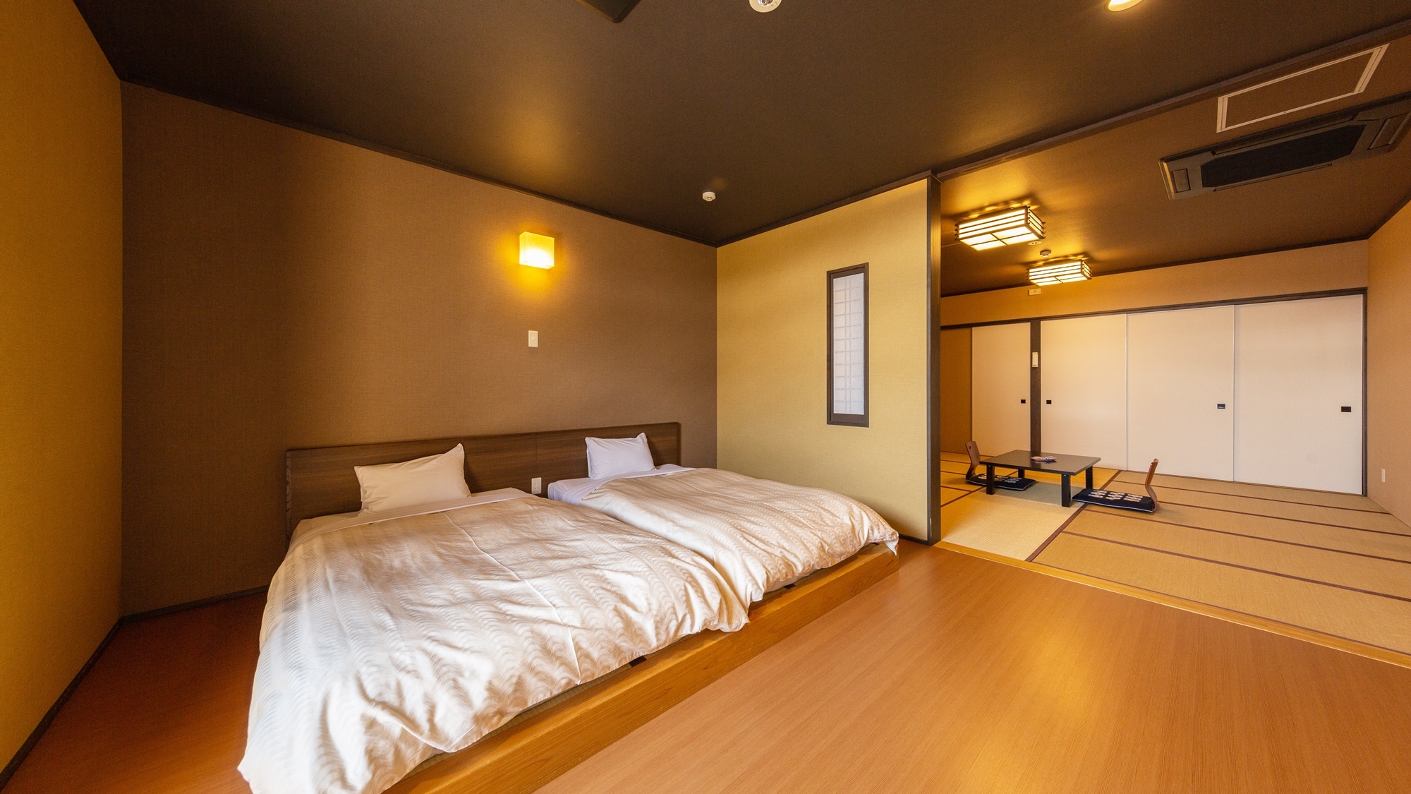 *[12張榻榻米+2張床（帶溫泉露天浴池）示例]在寬敞的日式房間放鬆身心。