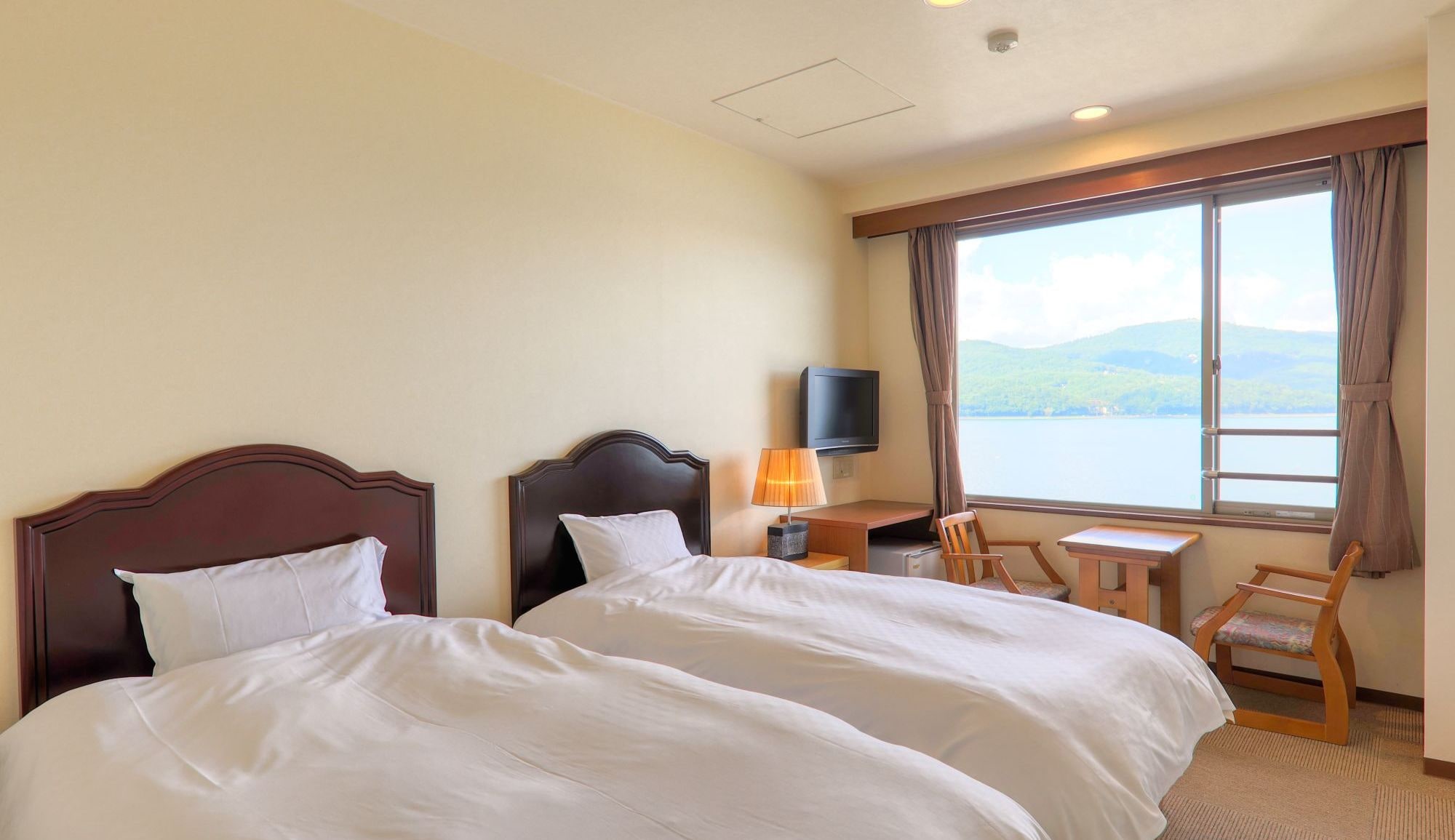 [Lake Yamanaka View Western Room] Have a relaxing time with a view of Lake Yamanaka.