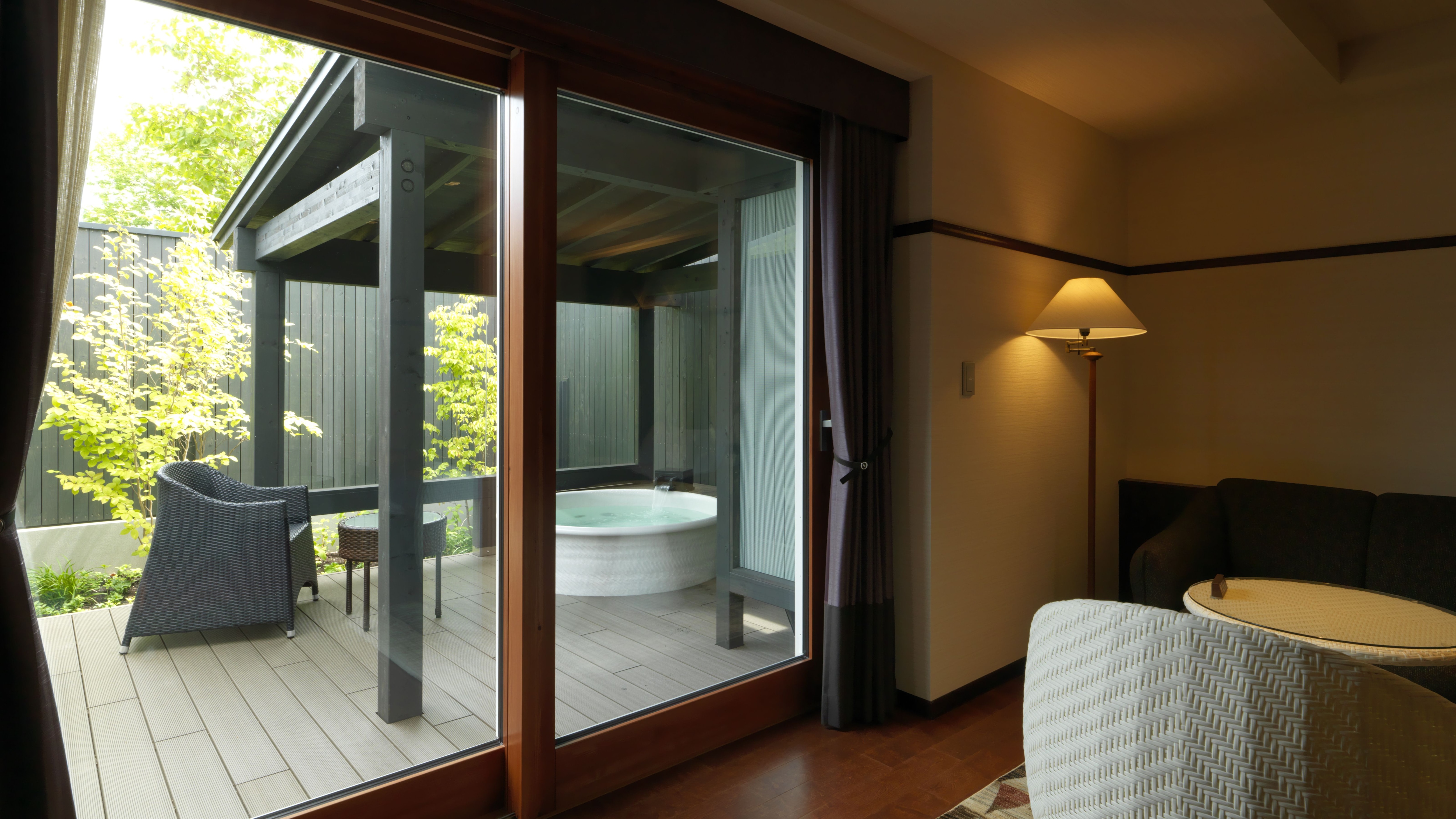 ◆ ห้องเตียงแฝดพร้อมอ่างอาบน้ำกลางแจ้ง / พื้นที่ส่วนตัวที่คุณสามารถเพลิดเพลินกับการอาบน้ำได้อย่างเต็มที่ (ตัวอย่างห้องพัก)
