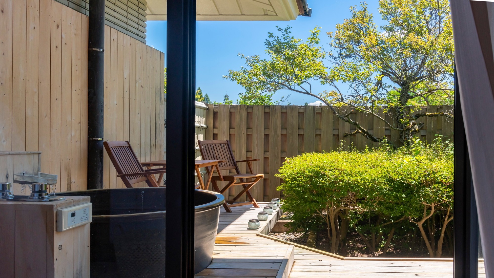 화창한 날에는 벤치에 앉아 여유롭게 보낼 수 있습니다.