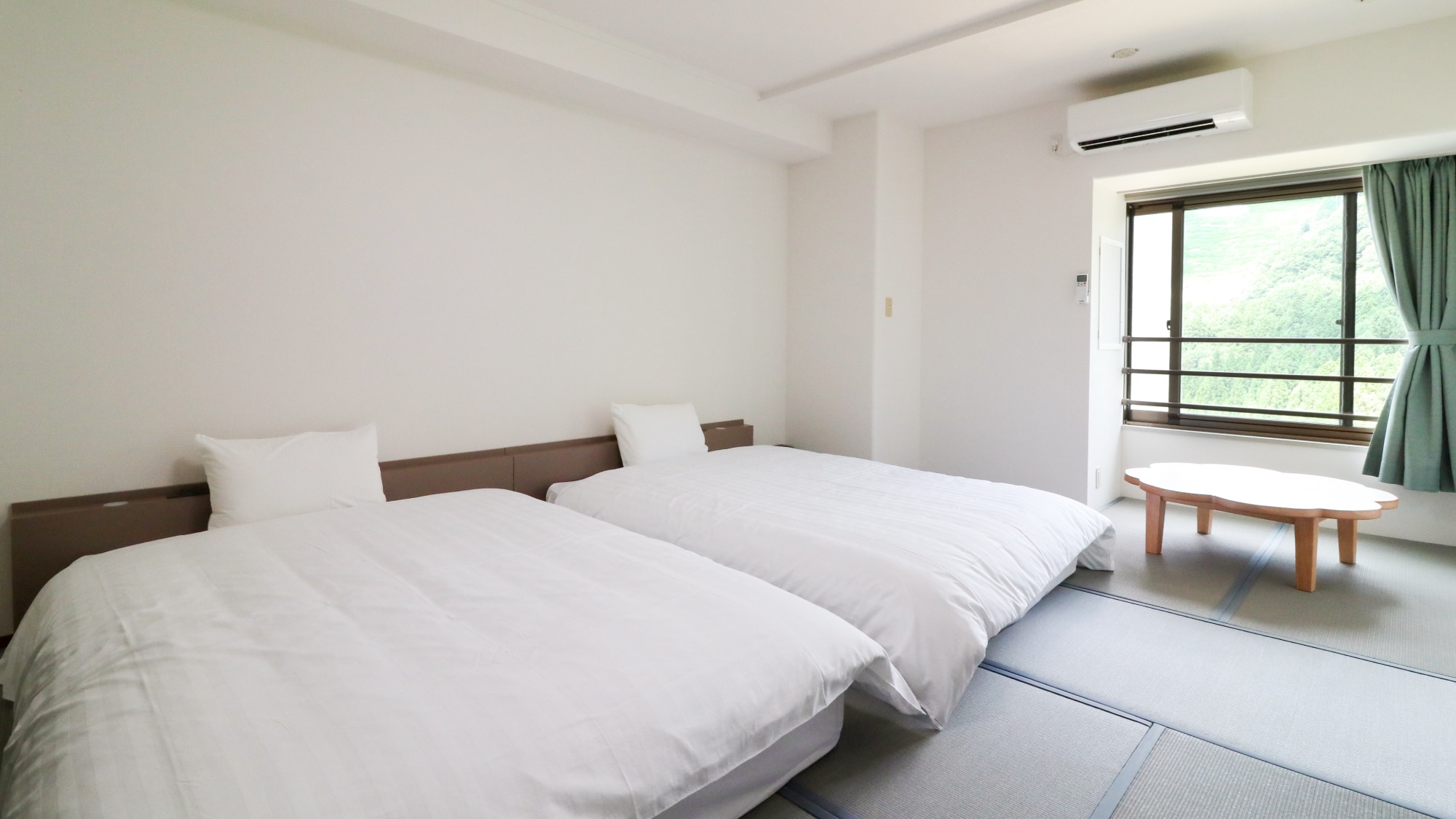[Japanese-style bedroom (example)] Approx. 37 m2 (approx. 10.5 tatami mats) / Maximum of 5 people [Non-smoking] *The layout is an example
