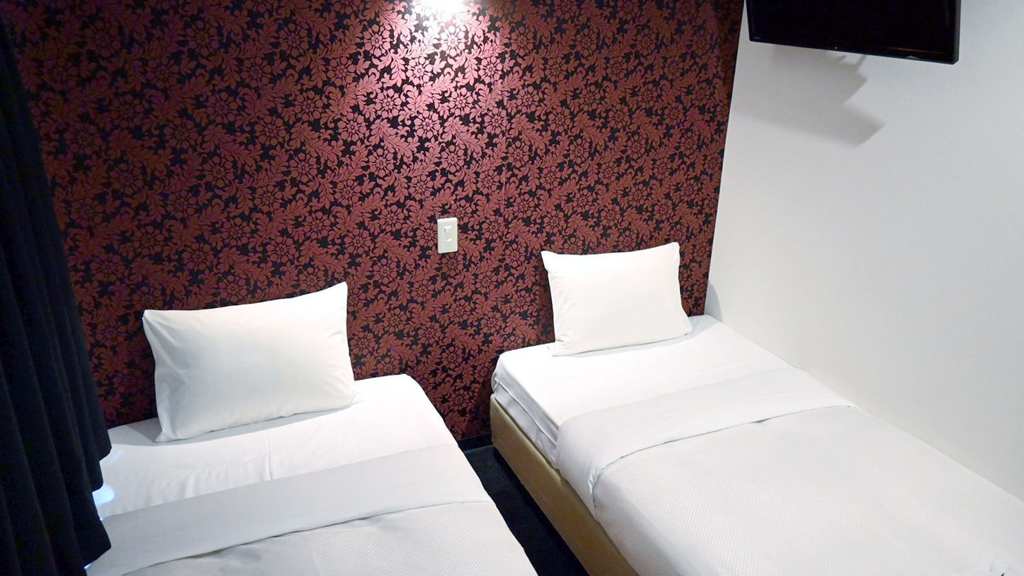 ・[Twin room example] A twin room with two single beds