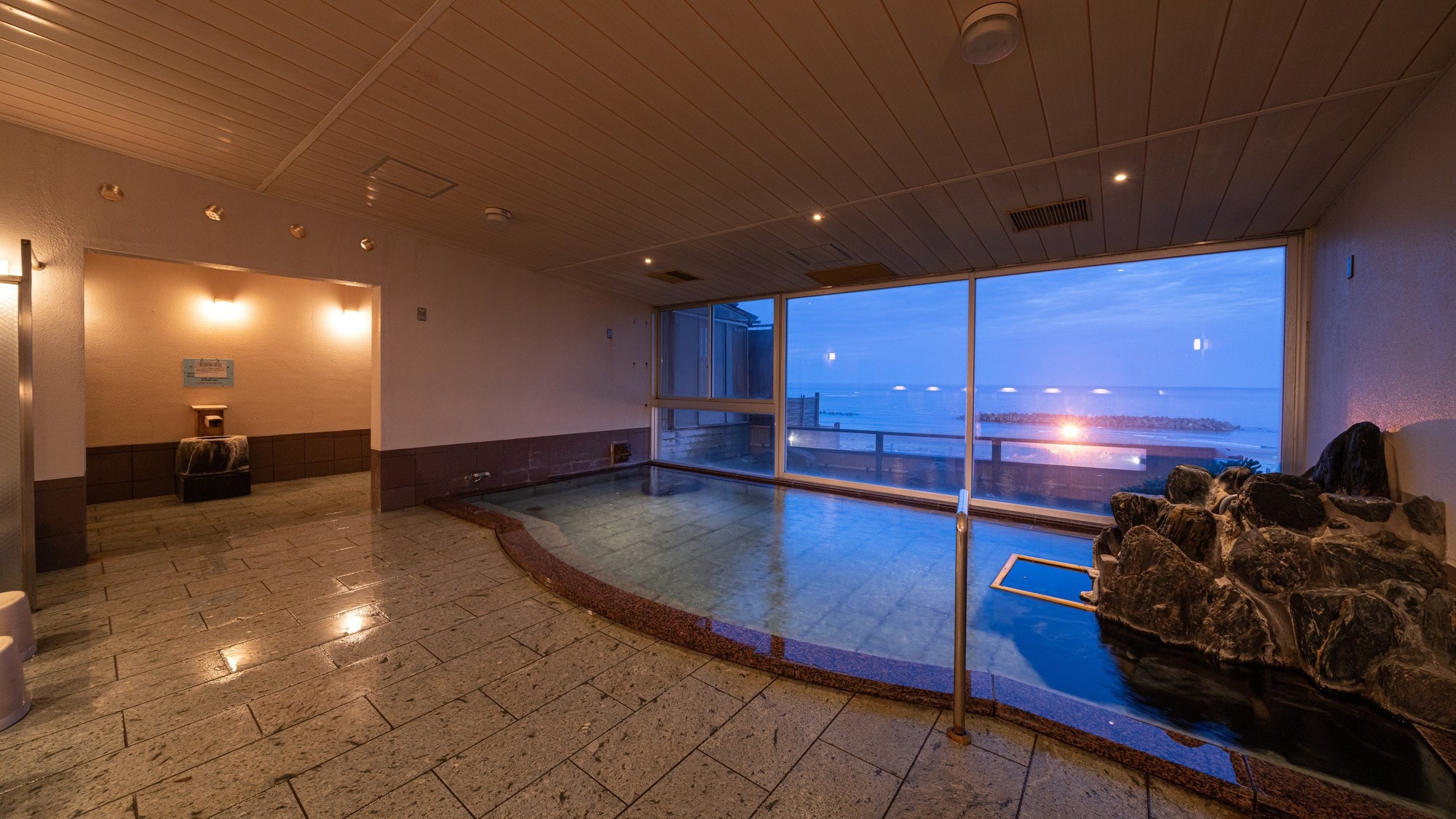■ 【海之原室内浴池】温泉水从源头直涌而出，不易冷却，让您由内而外温暖起来。