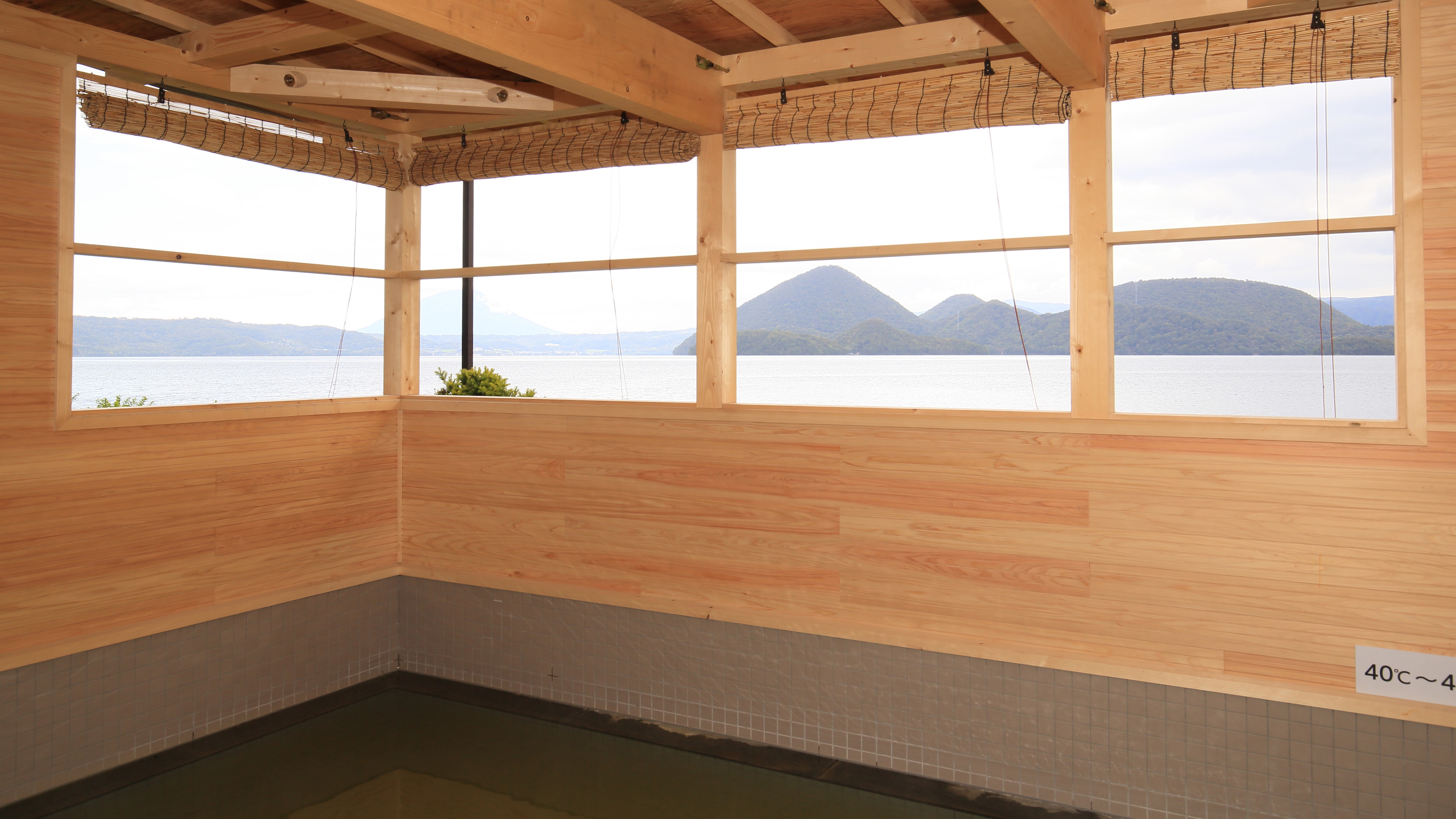 [Large bath] Open-air bath