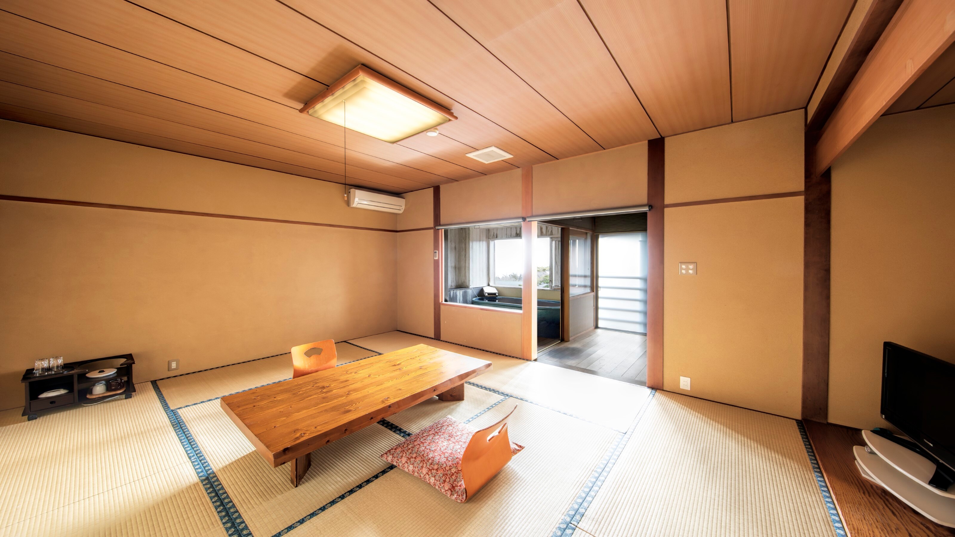 Japanese-style room with 8 tatami mats, with open-air bath, smoking room, small room